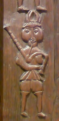 Bagpiper carving,_c.1600 bedstad threave castle Kim Traynor 3.0.JPG
