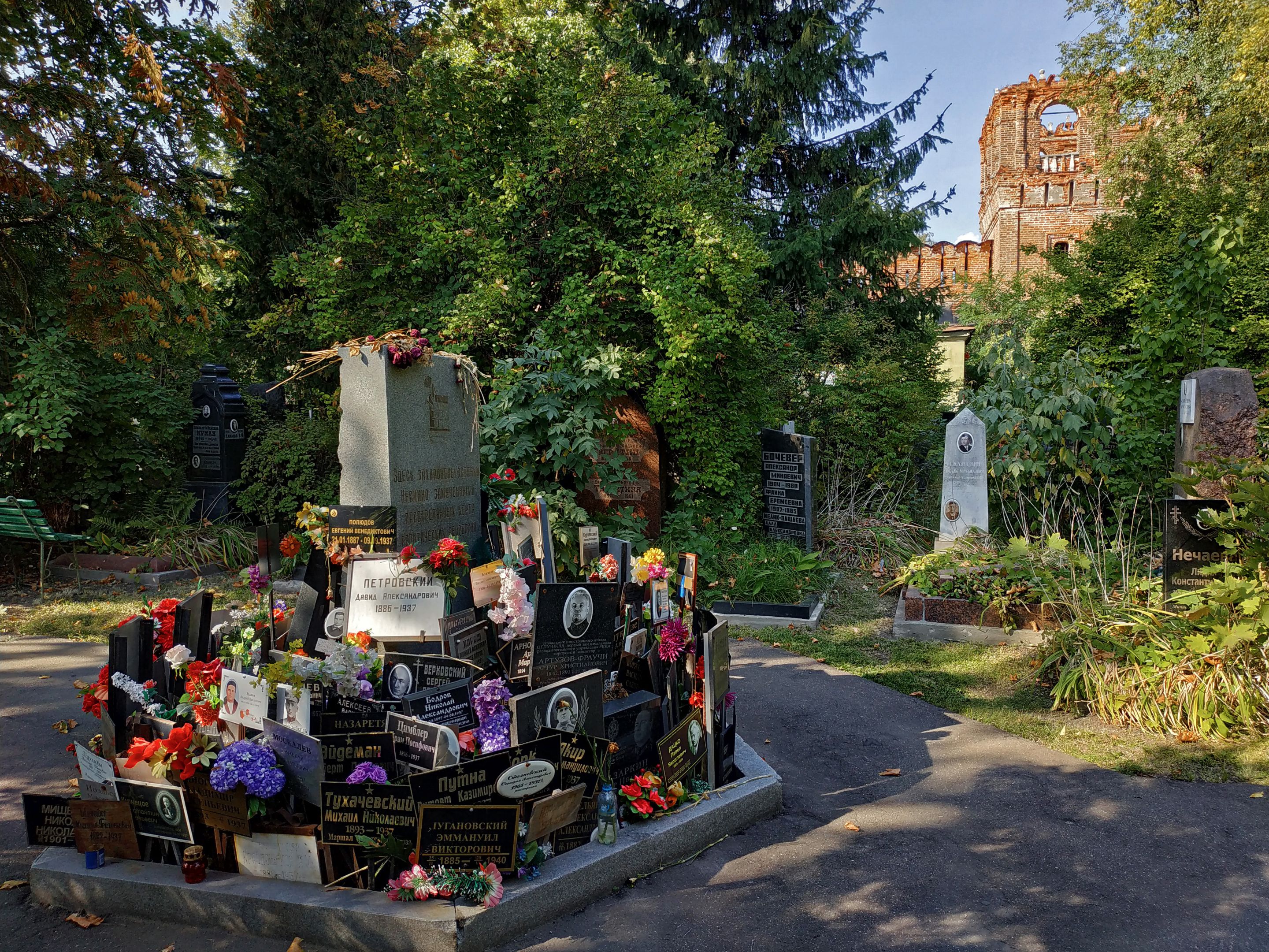 Moscow._Common_Grave_Number_1_at_Donskoye_Cemetery.jpg