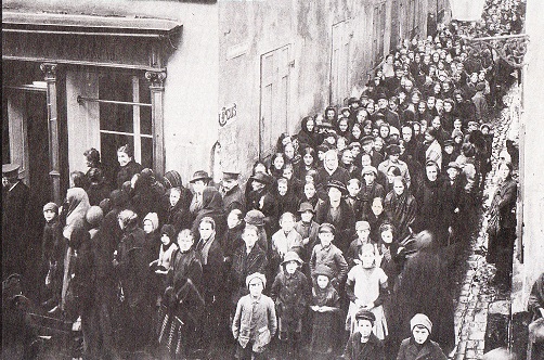 Food_Queues_Weimar_Republic_1918_Hanover public.jpg