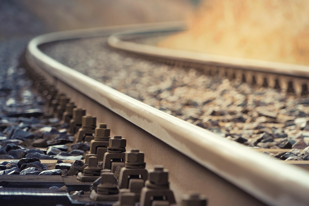 tracks-8613278_1280.jpg