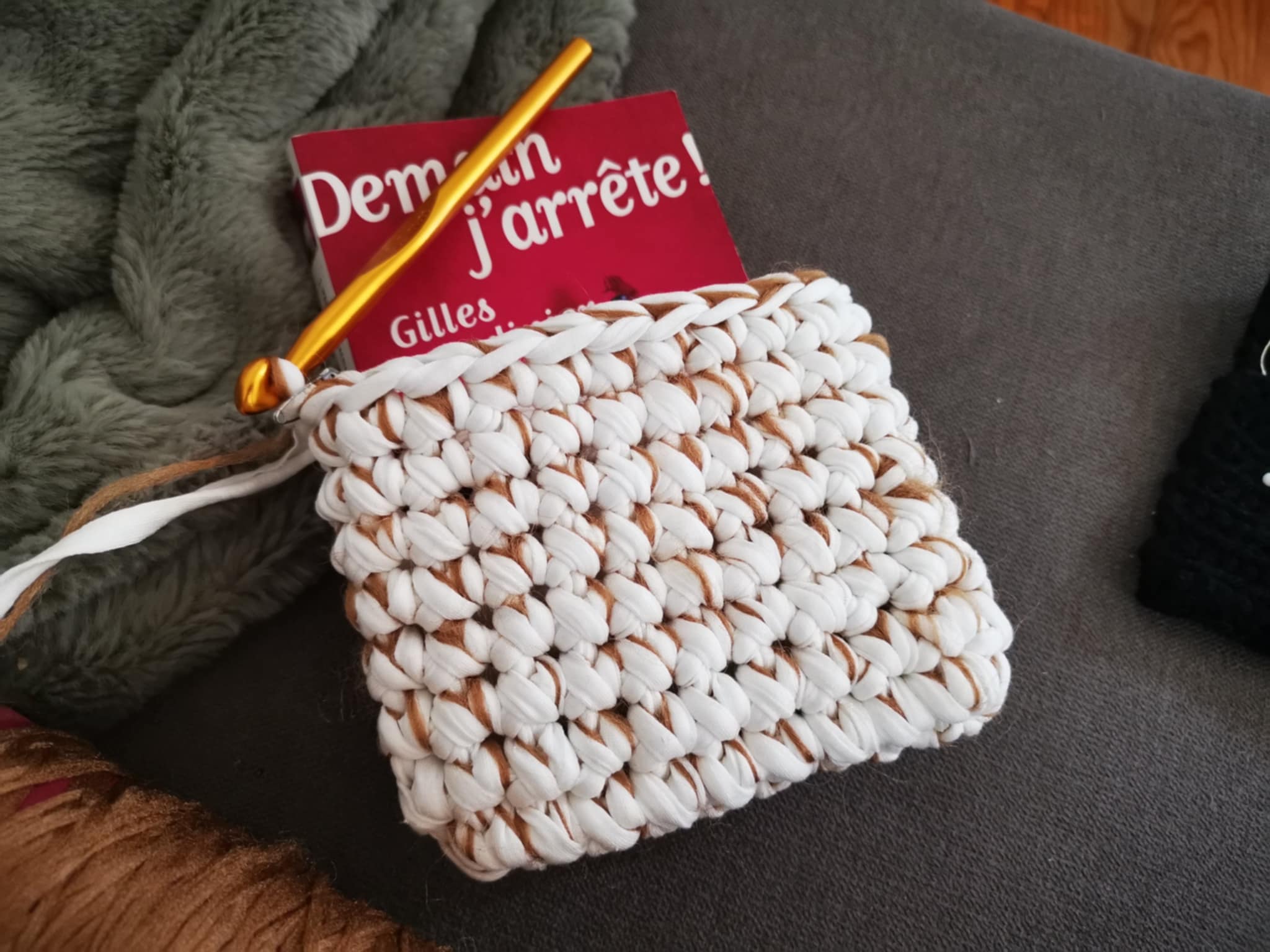 11-pochette livre fil tee-shirt.jpg