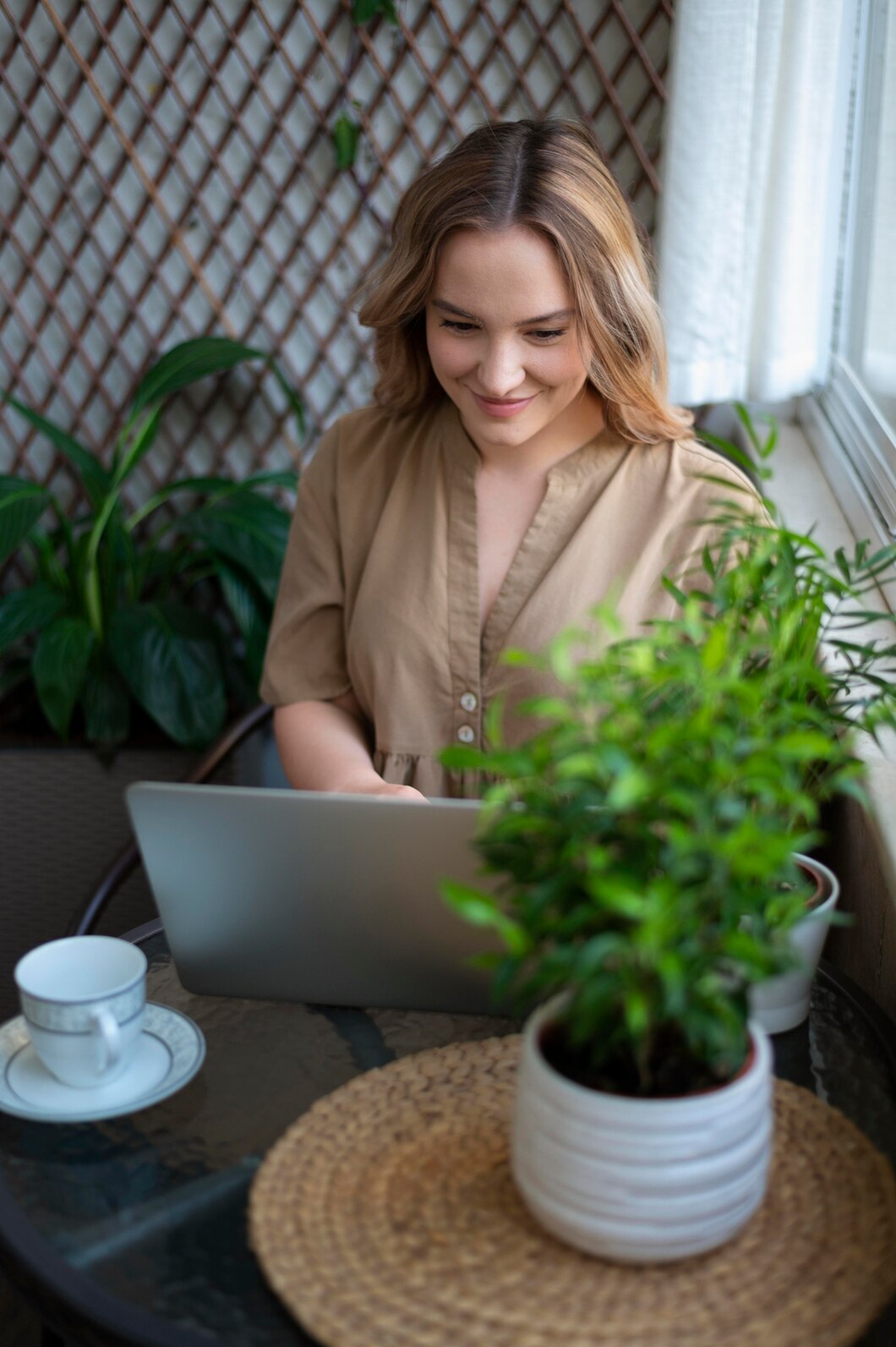 medium-shot-woman-with-laptop_23-2149013890.jpg