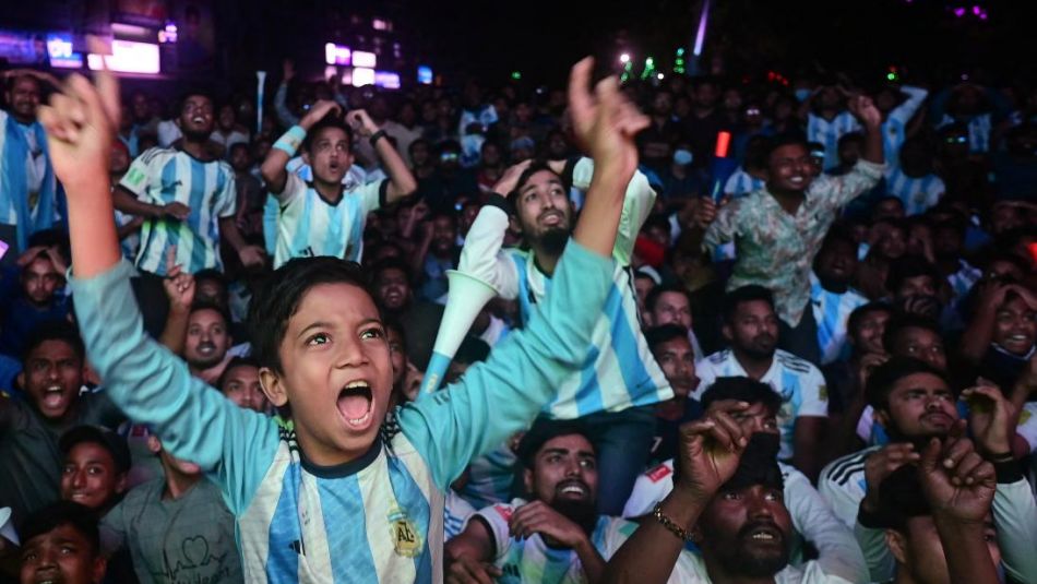 festejos-en-bangladesh-por-la-victoria-argentina-ante-polonia-20221130-1463920.jpg