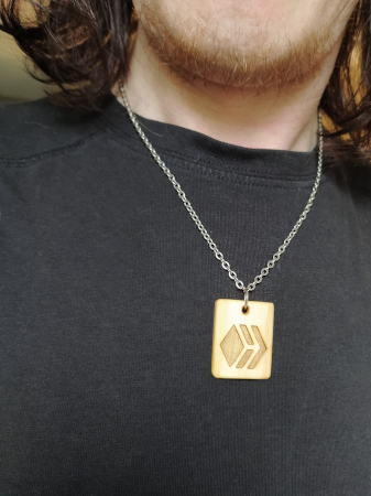 Pendentif Hive porté par @bambukah