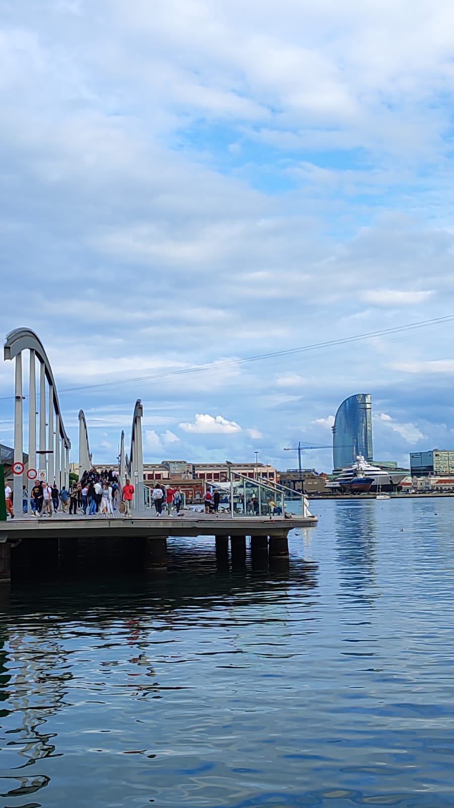Puerto de Barcelona de día.jpg