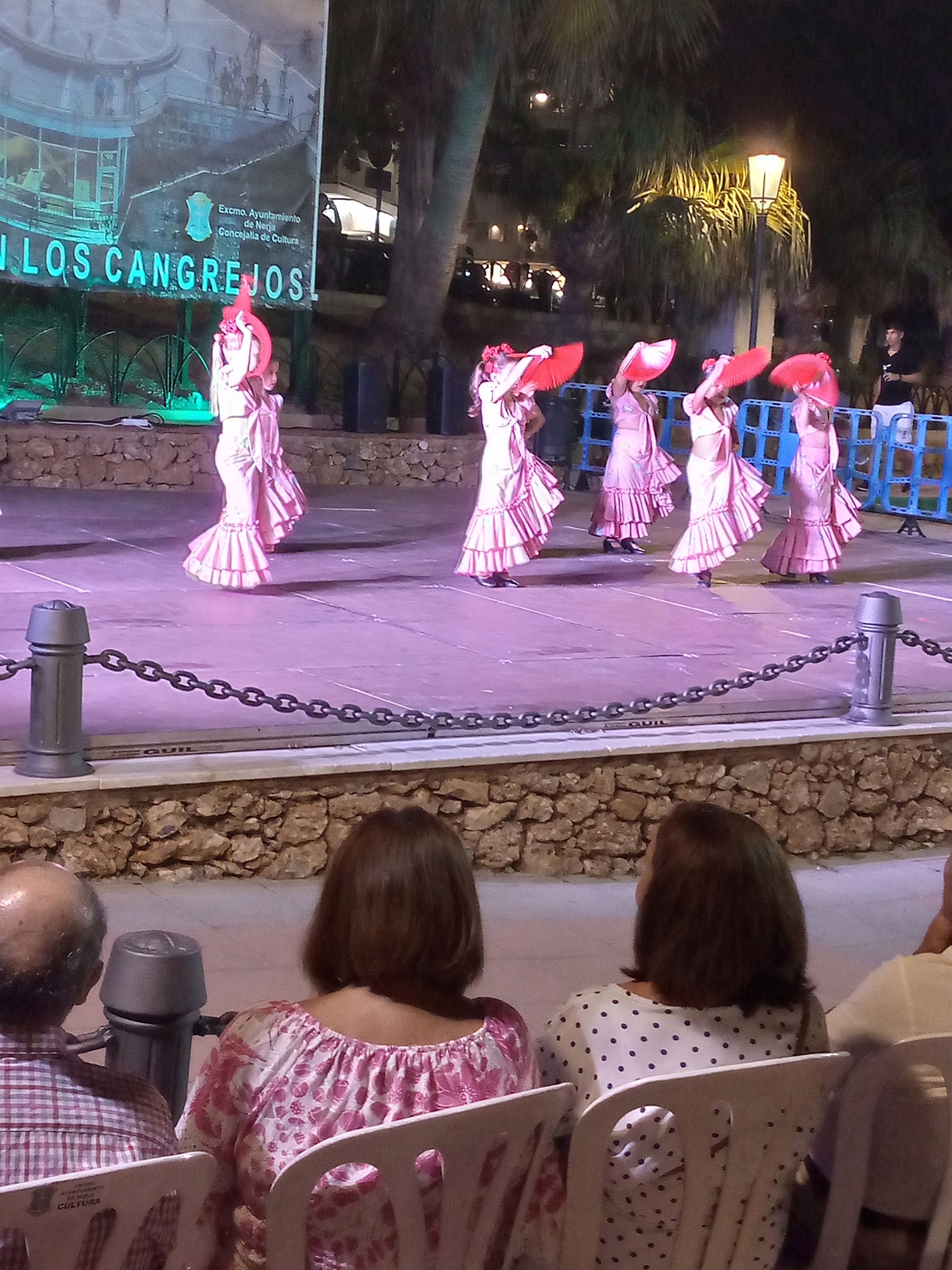 Nerja niñas bailando 3.jpg