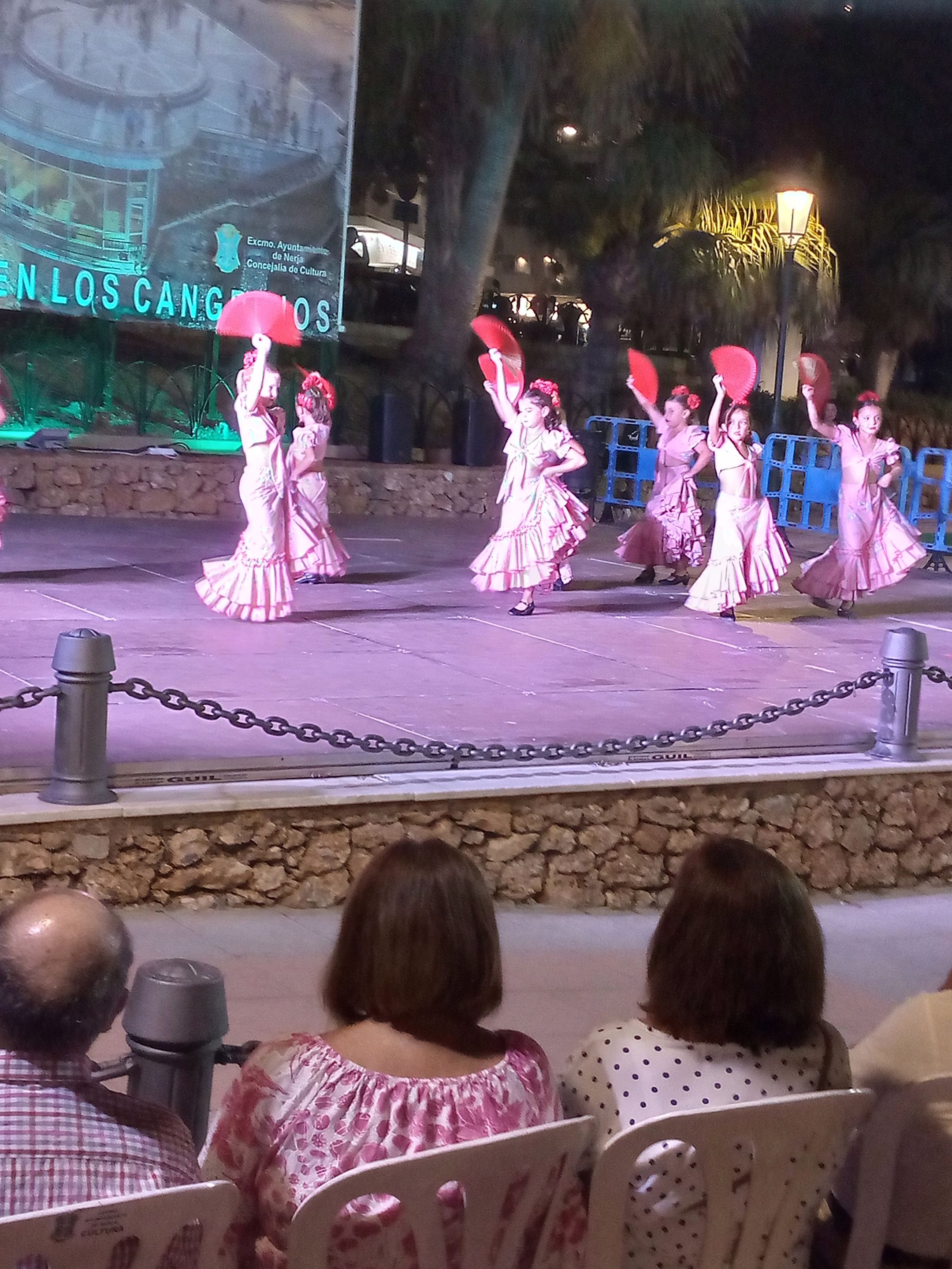 Nerja niñas bailando 1.jpg