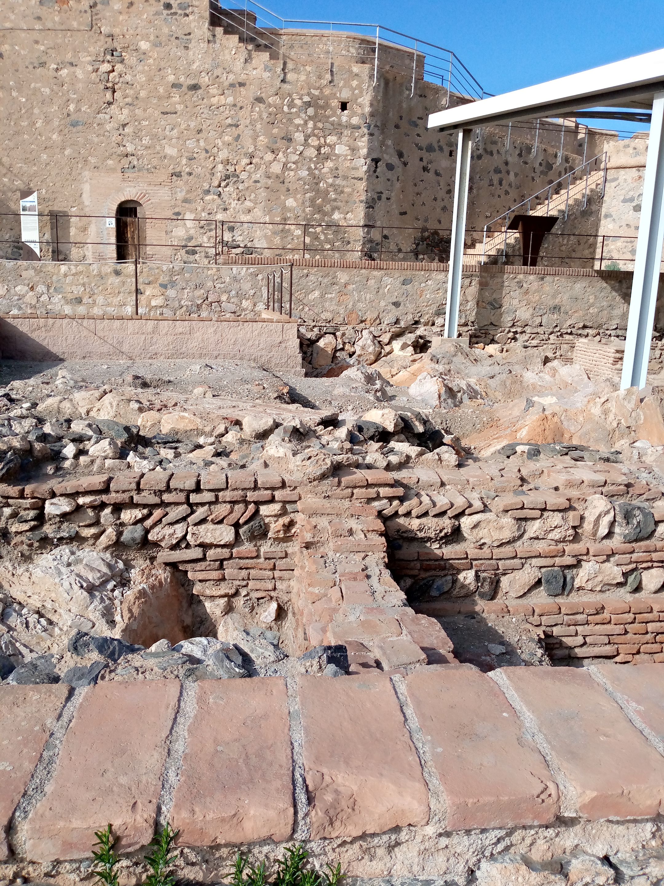 Salobreña ruinas de baño nazarí.jpg