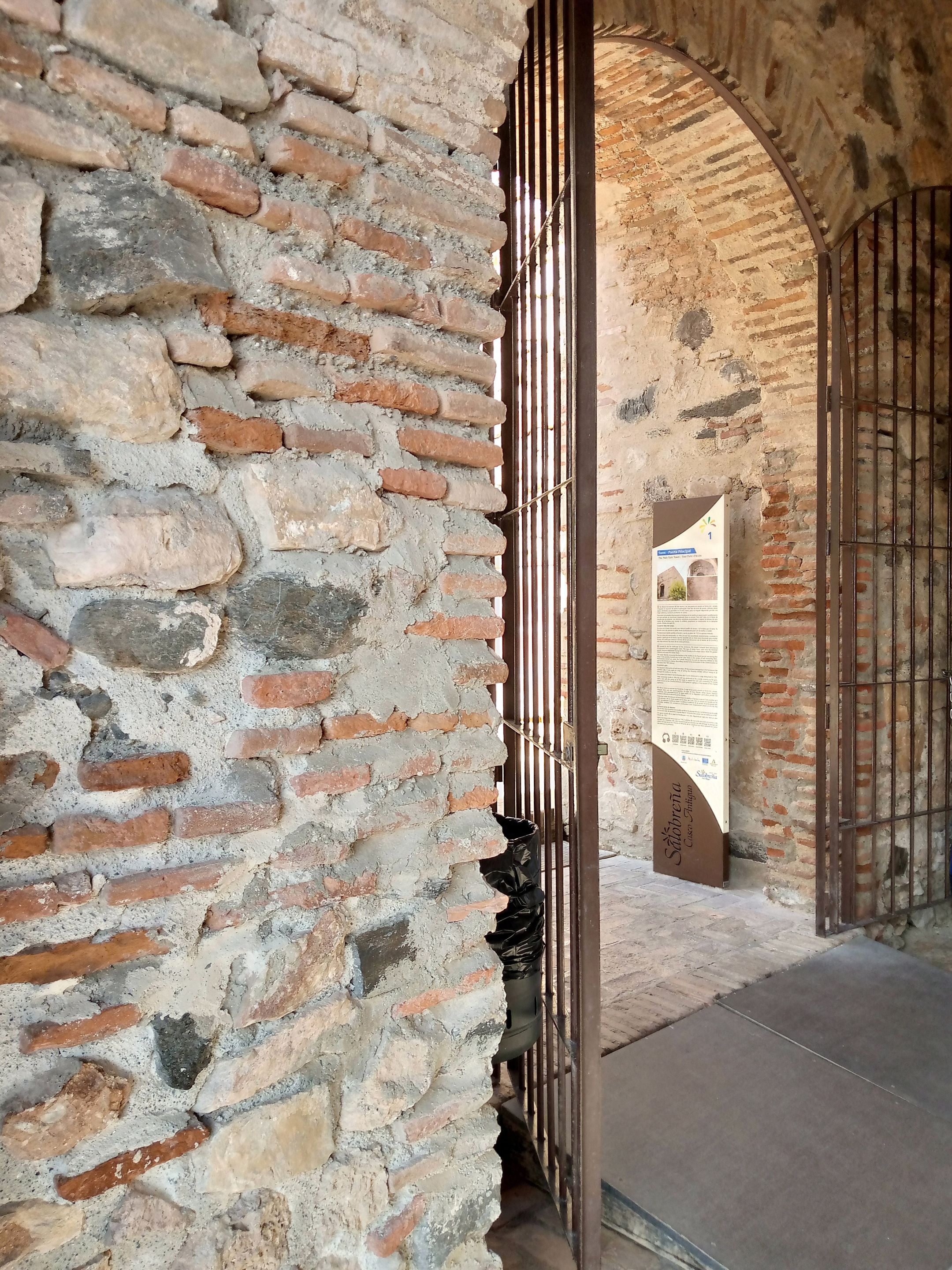 entrada al castillo árabe.jpg