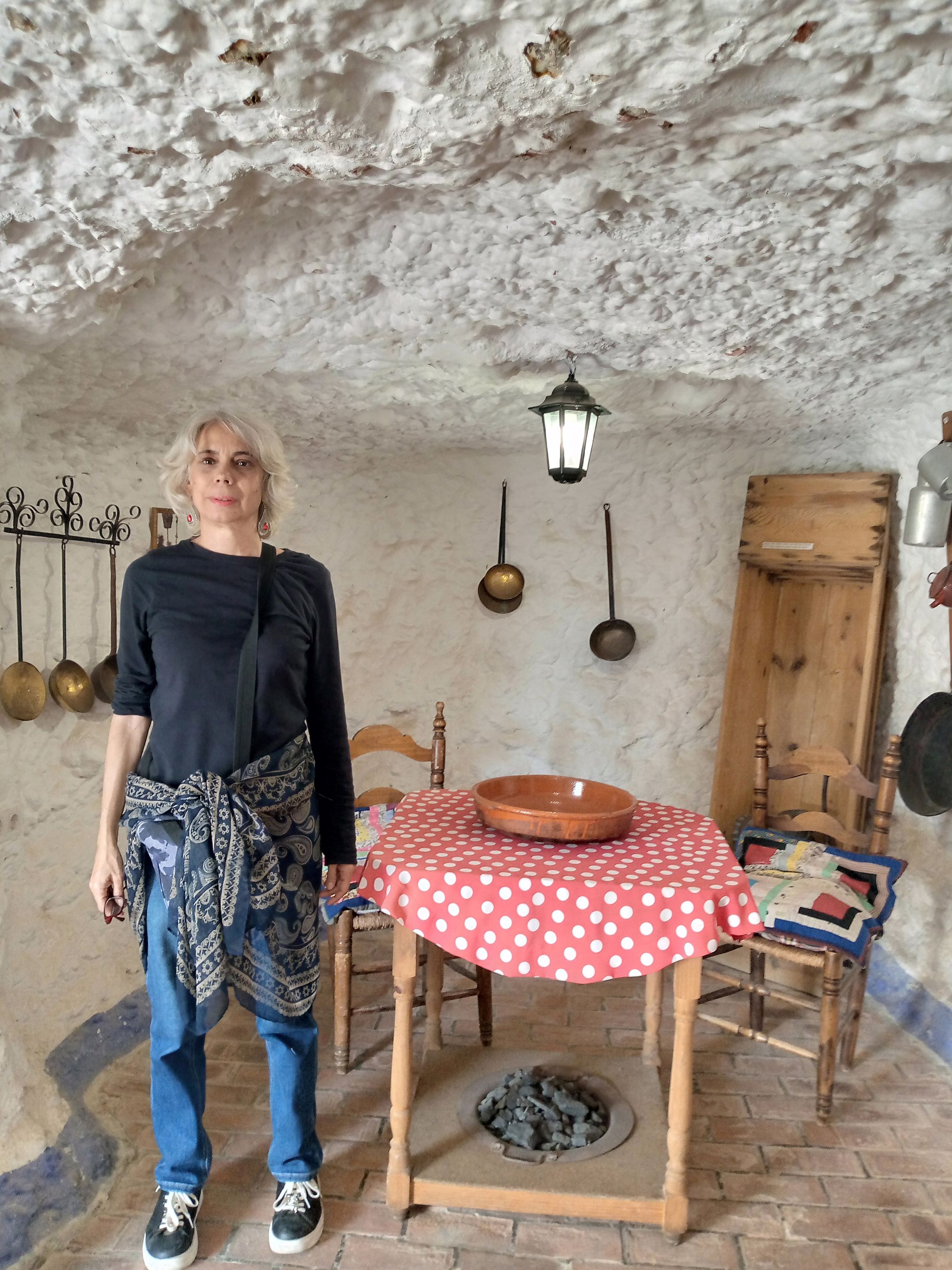Cuevas Sacromonte Yo  junto a la mesa.jpg