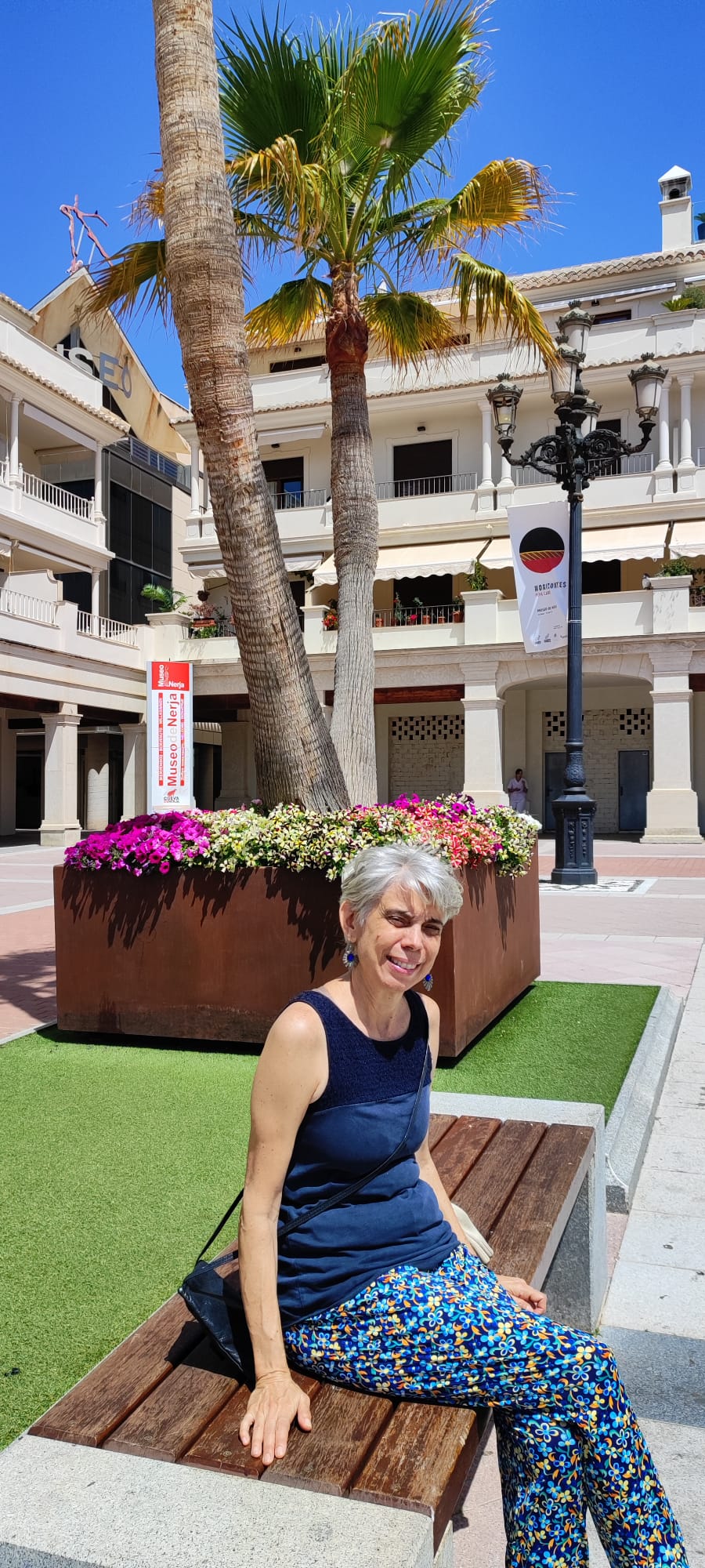 yo sentada plaza Nerja.jpg