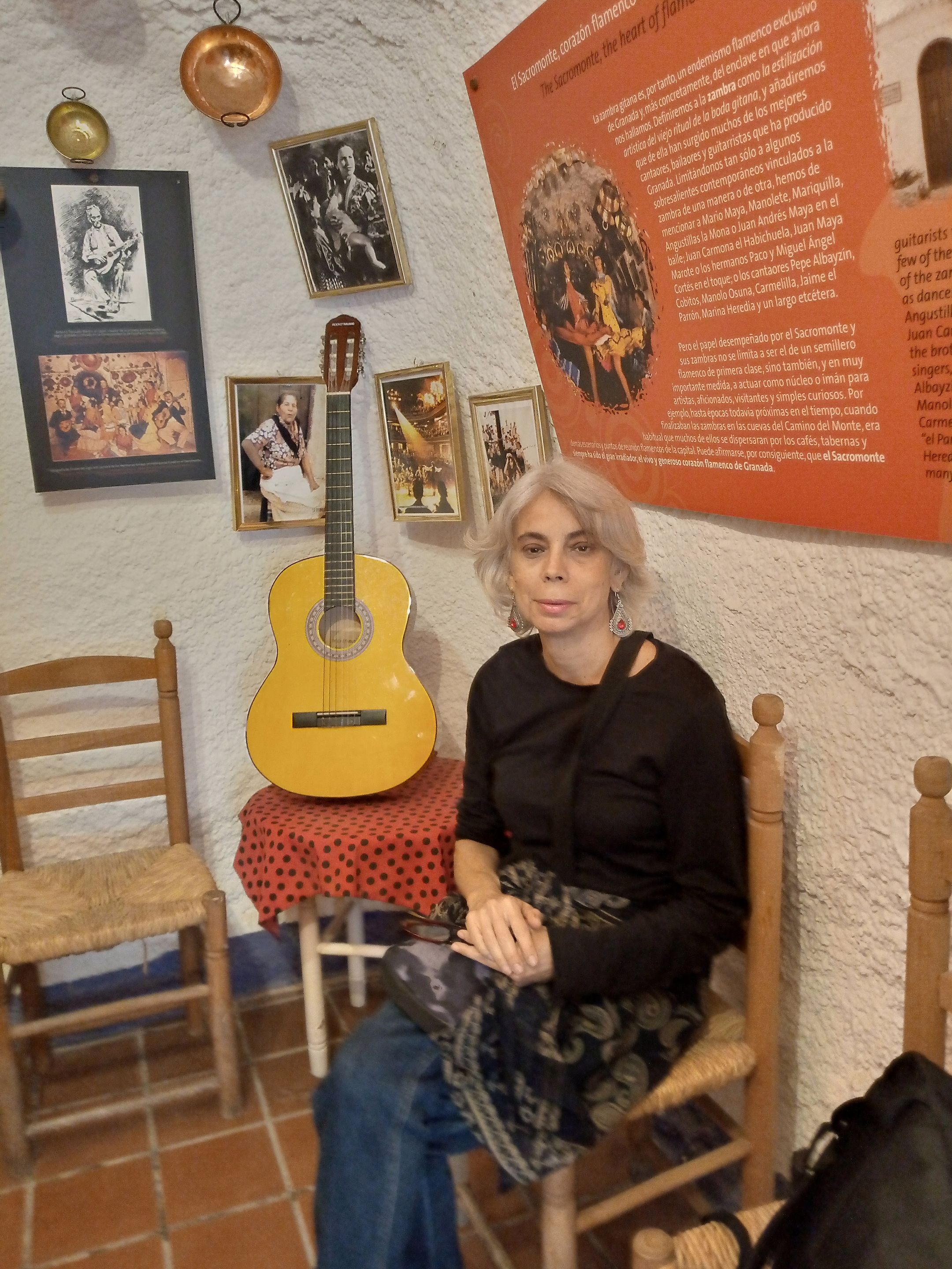 Cuevas Sacromonte Yo junto a la guitarra.jpg