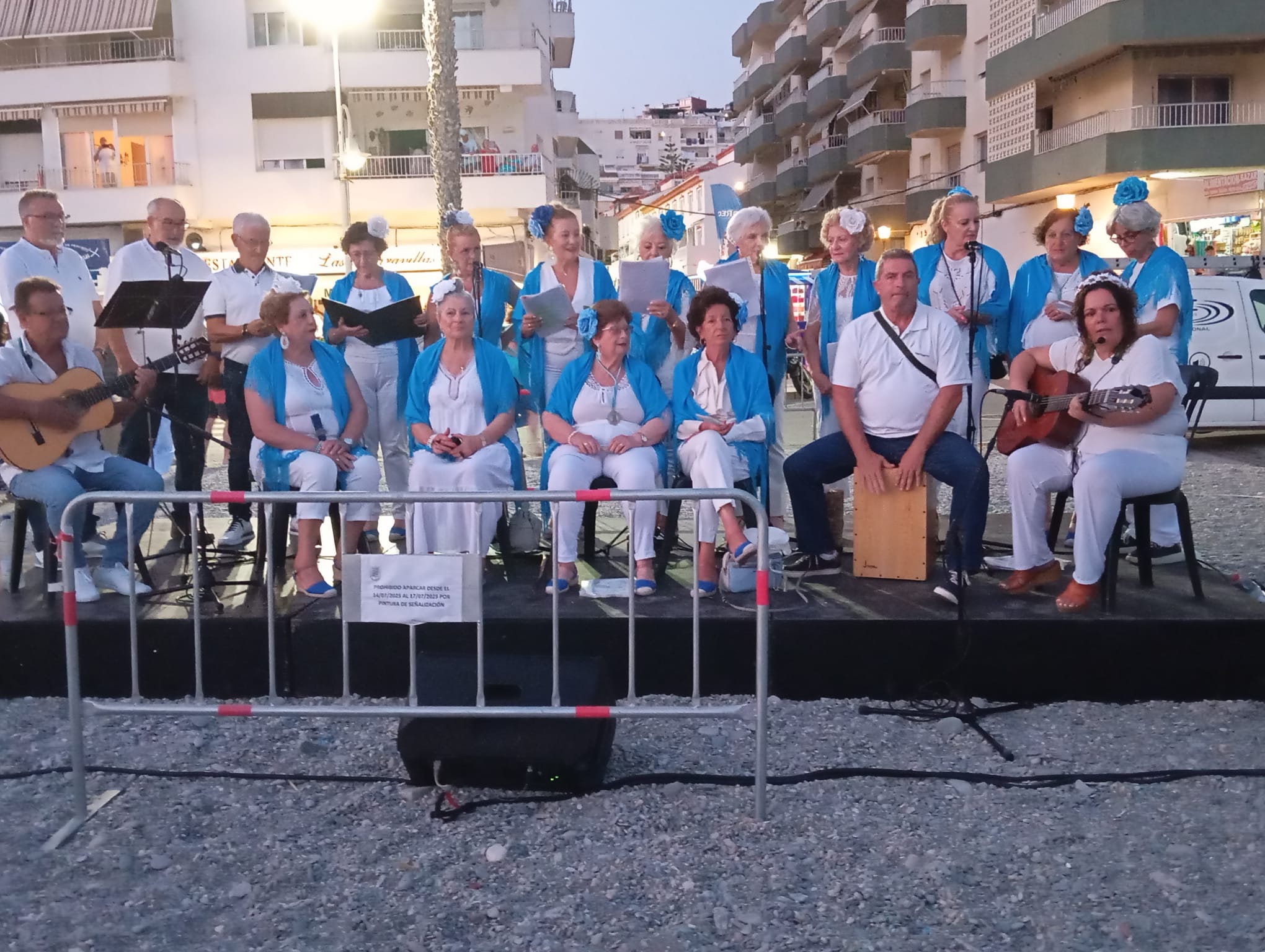 foto del coro en la tarima de la playa.jpg