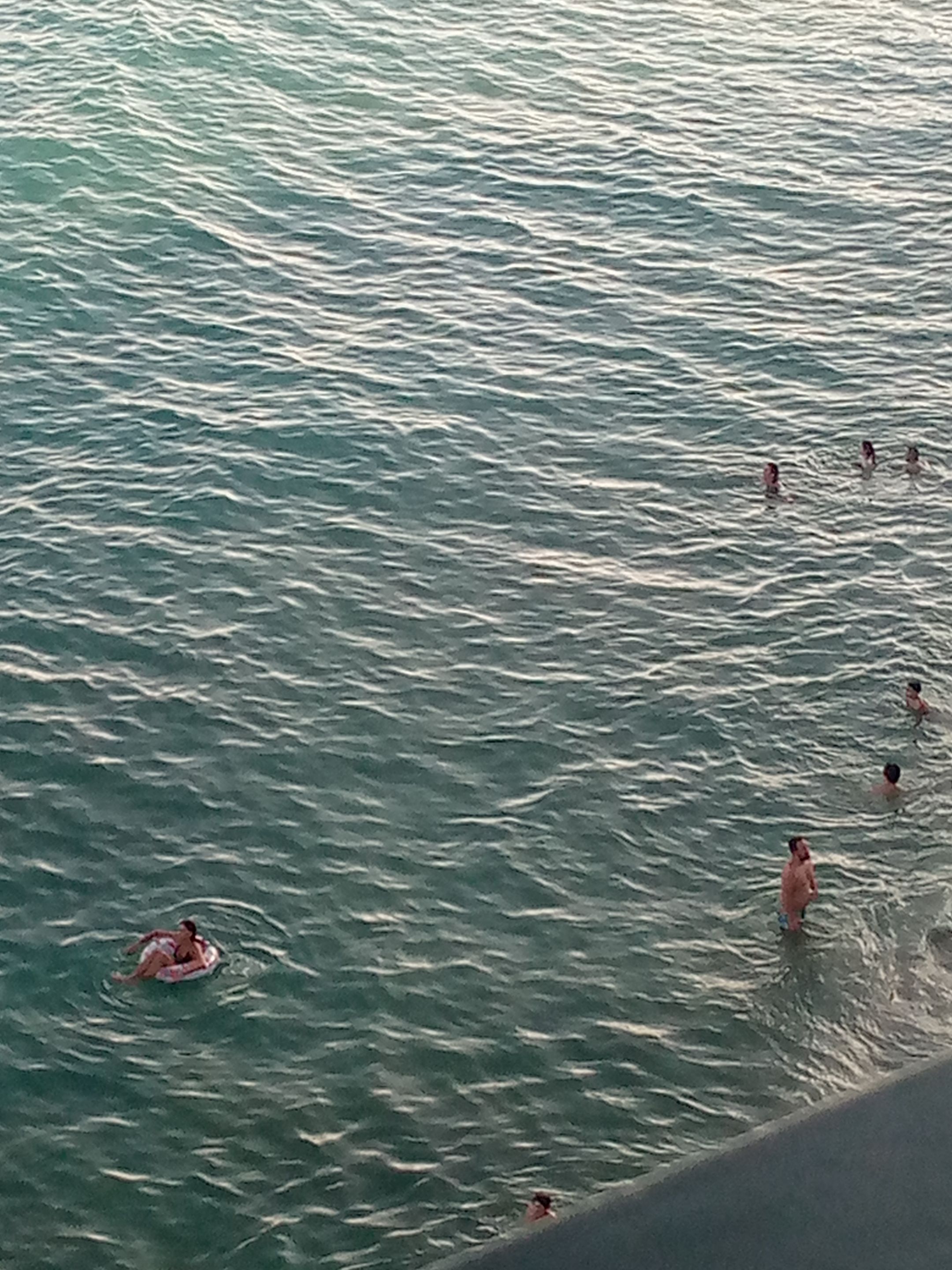 Nerja turistas bañándose.jpg