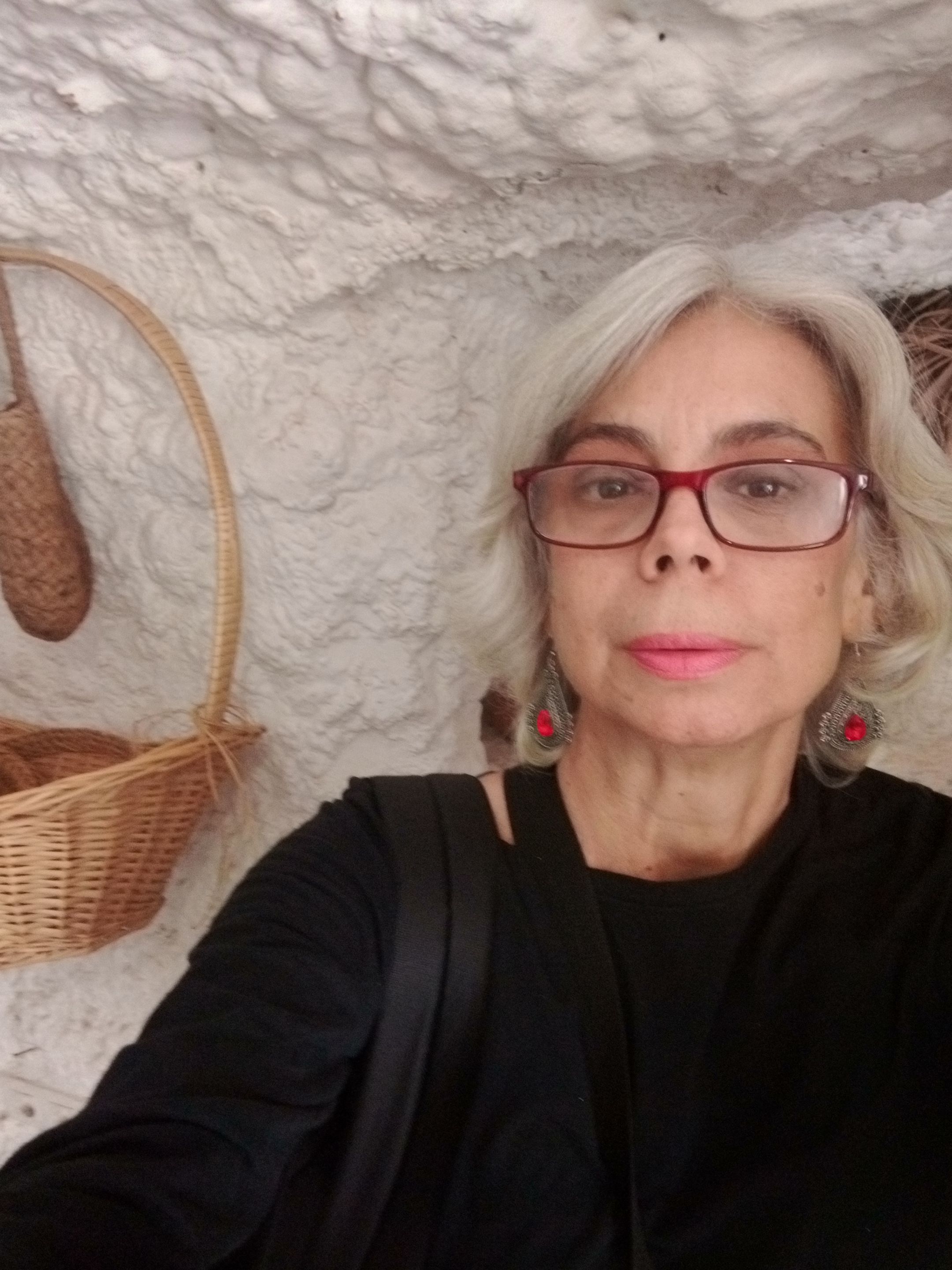 Cuevas Sacromonte yo junto a cesta.jpg