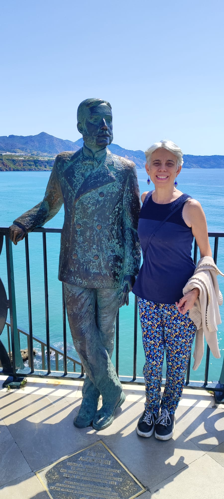 Yo Nerja junto a estatua Alfonso XII.jpg