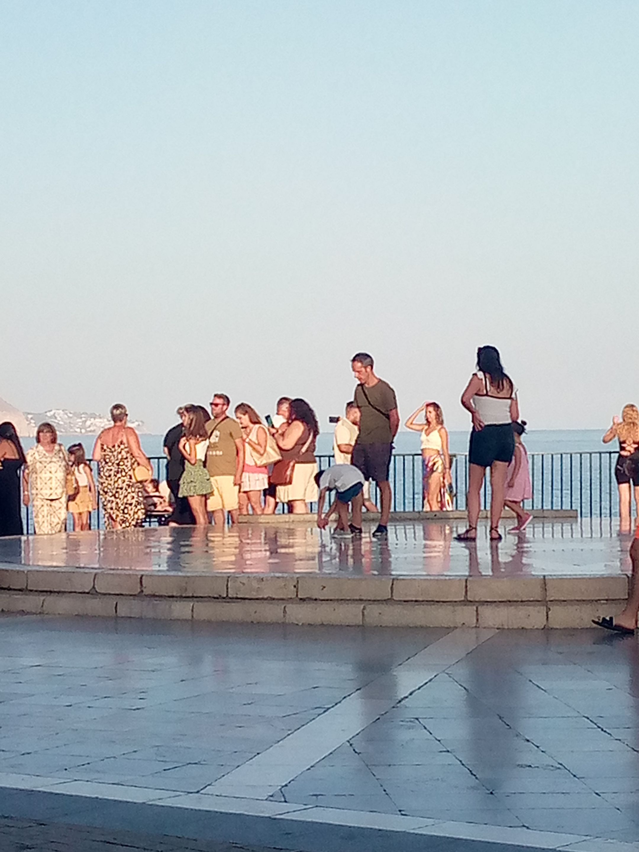 Nerja Balcón de Europa turistas.jpg