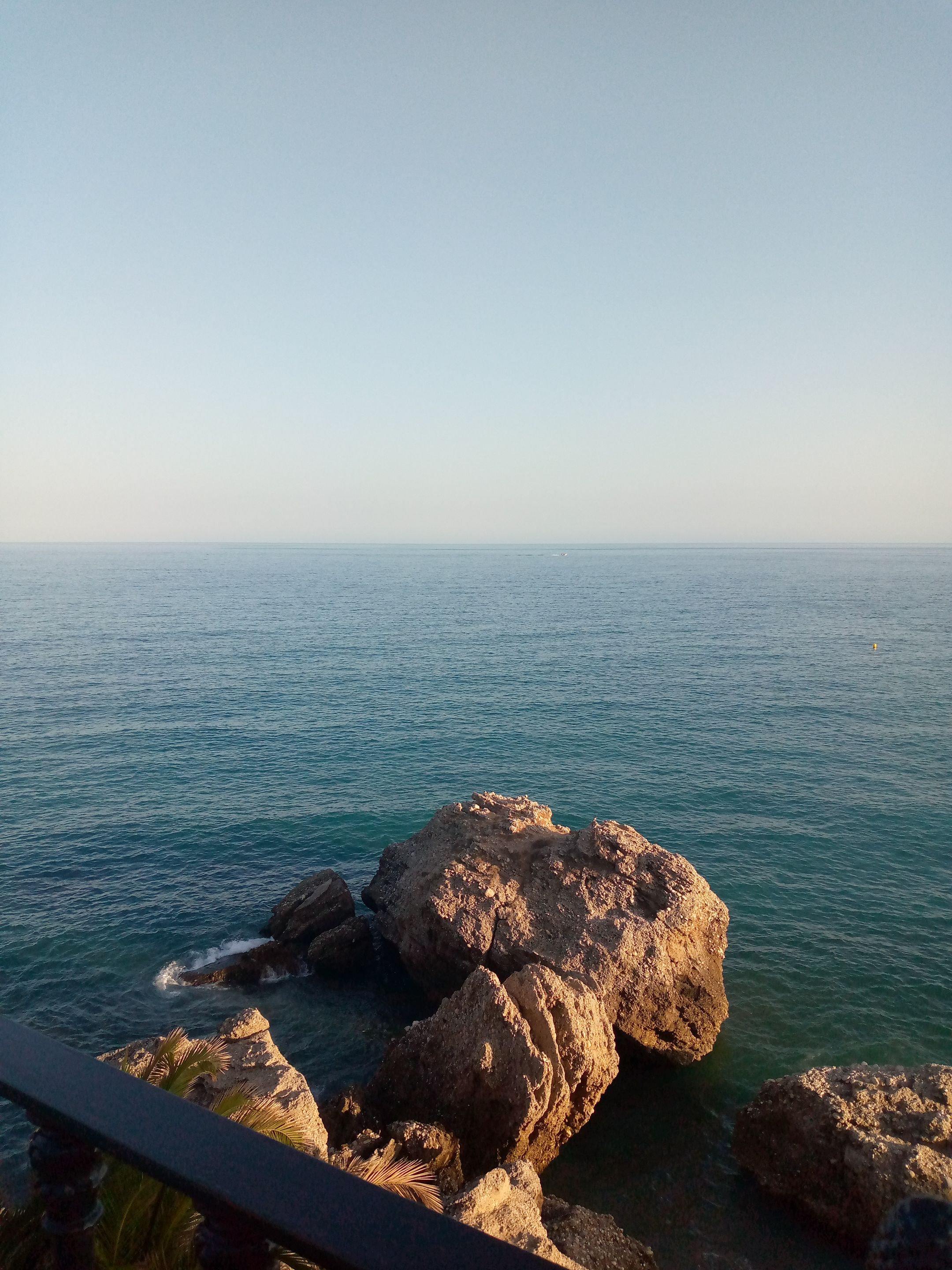 Nerja mar y peñón.jpg