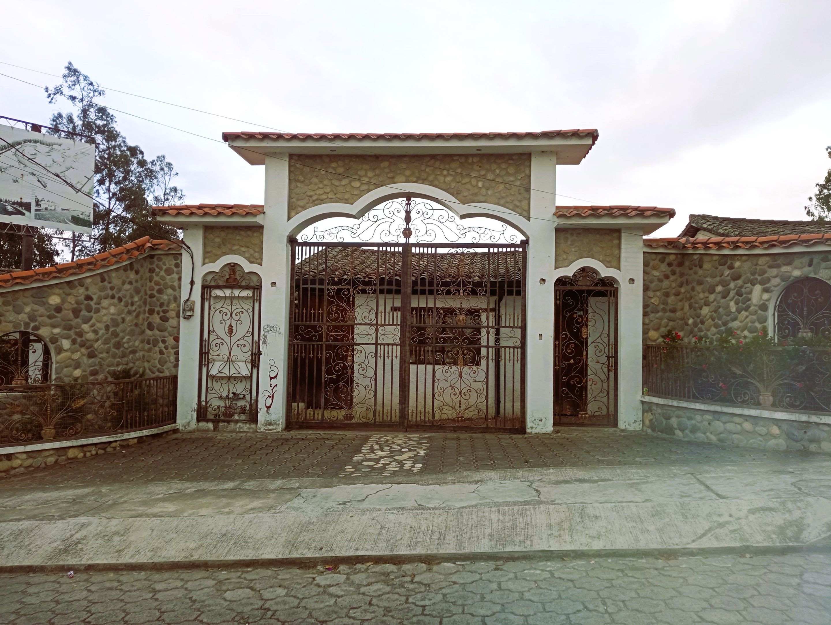A gate built right in front of an old house. The house has to be torn down to give sense to the gate. This might be one of my favorite motives for metaphors here in Cotacachi.