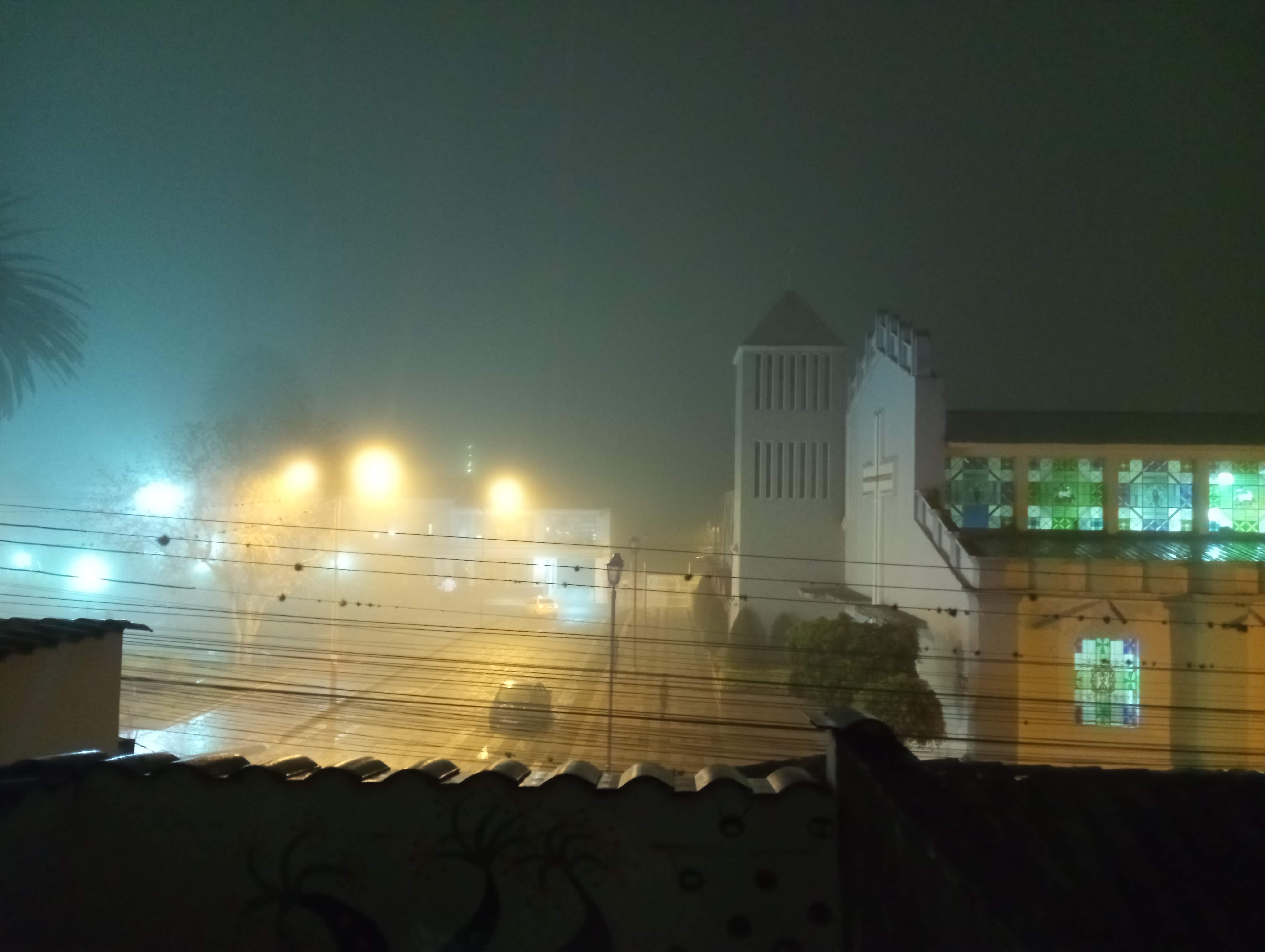 For a change, the blur was not my broken cellphone camera, but the mist.