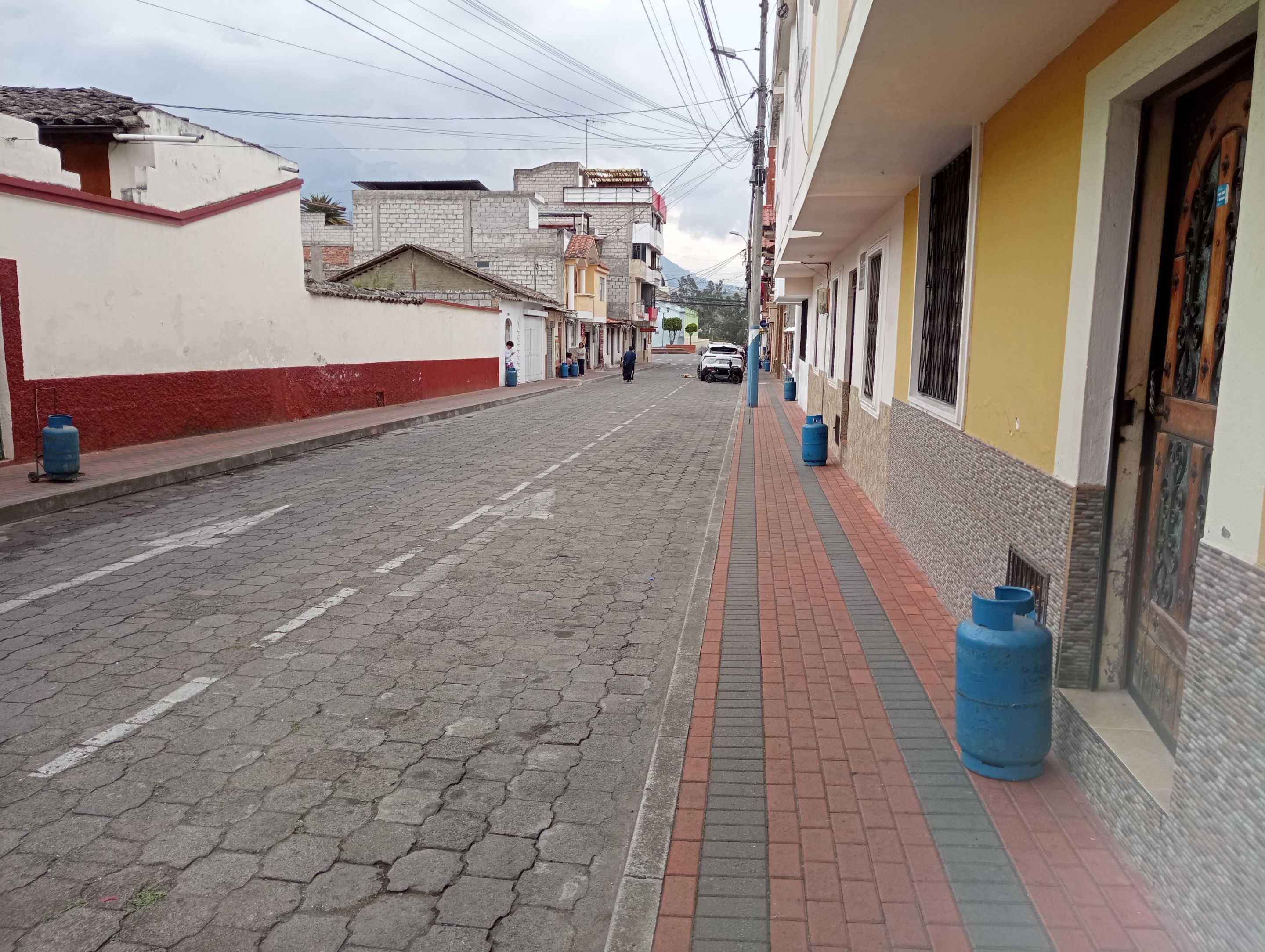 Yesterday, LPG was finally delivered to the neighborhood the bakery is in. Nobody knew the time it would arrive. Hence, the tanks on the street. One per house.