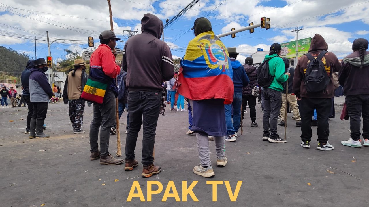 Protestors blocking the Panamericana in Peguche, near Otavalo, Imbabura. It's not an anti-Ecuador movement, on the contrary, they're fighting for what they hope will be a better Ecuador. Source: Apak TV https://www.facebook.com/photo/?fbid=1257806479482433&set=pcb.1257806532815761
