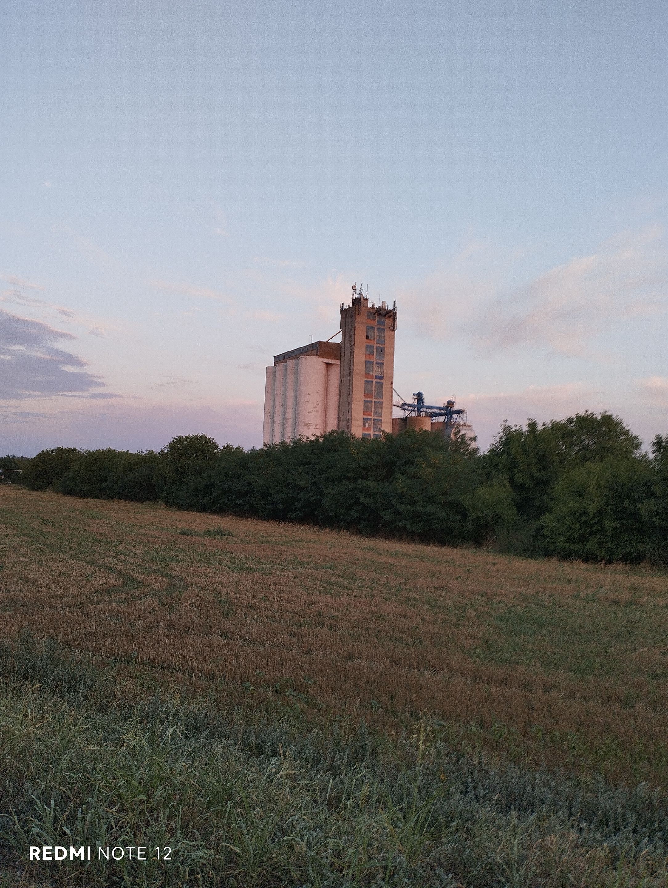 SILOS NA ULAZU U BC.jpg