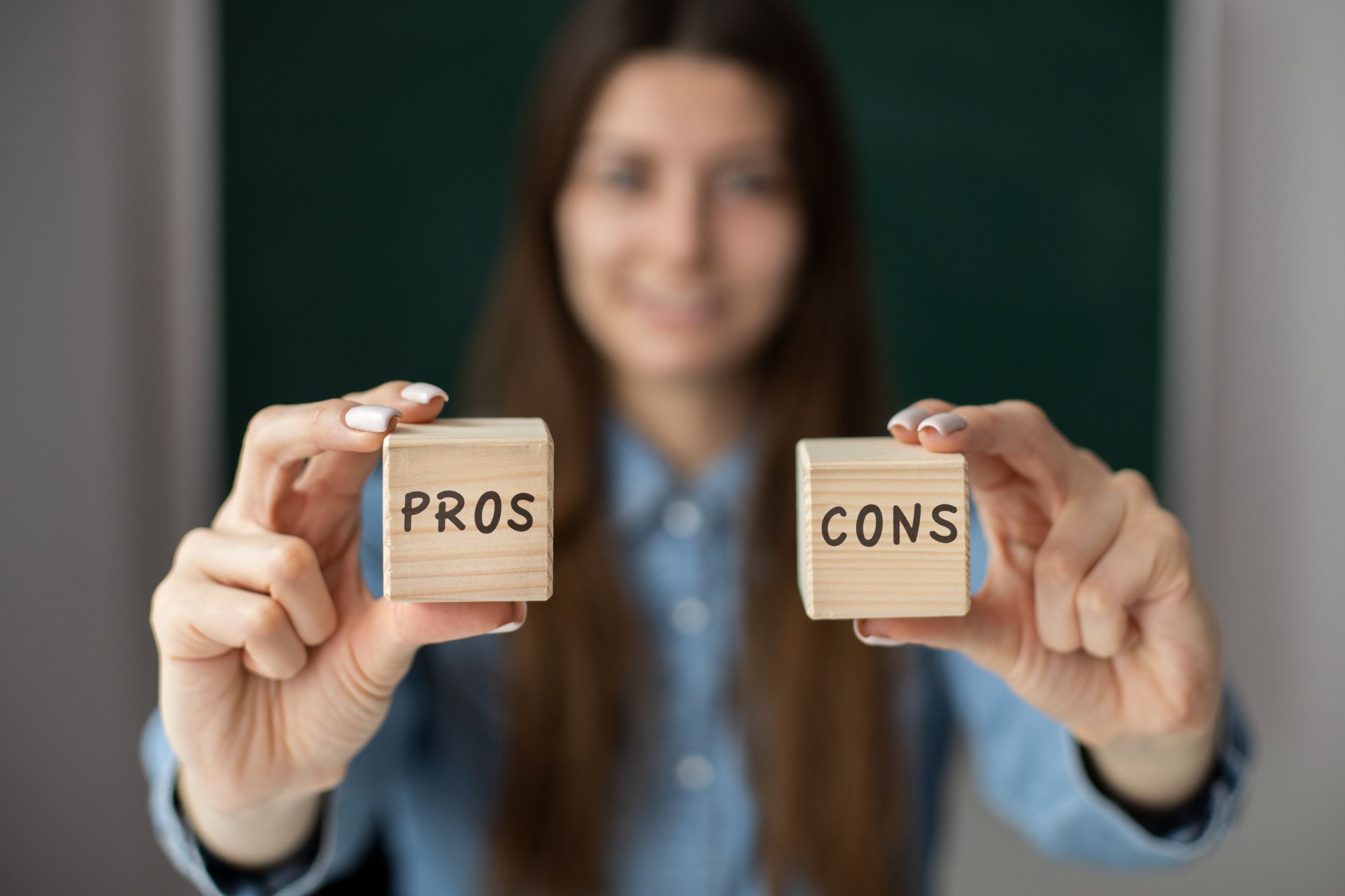 mujer-borrosa-de-tiro-medio-sosteniendo-cubos.jpg/