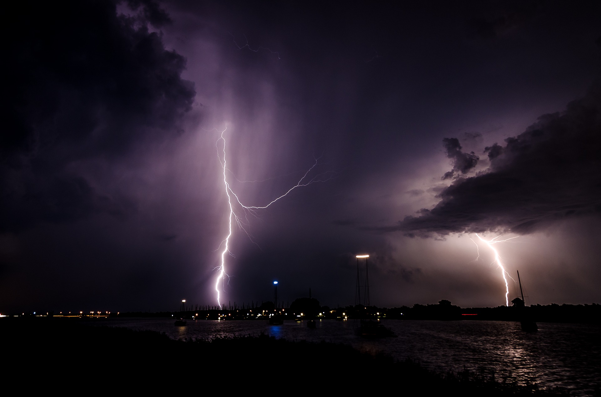 lightning-1625550_1920.jpg
