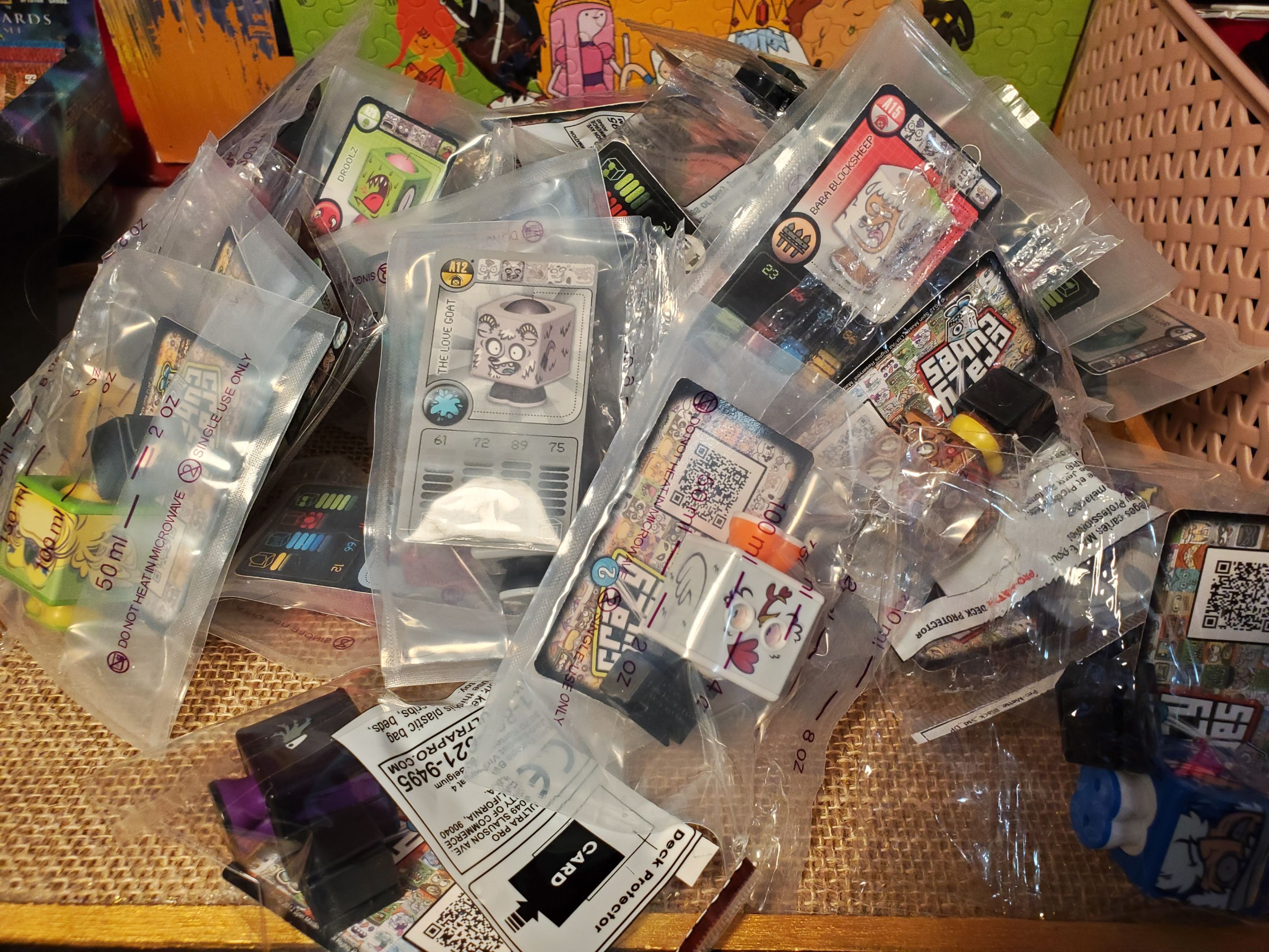 @cabalcoffers/crazy-cubes-pick-one-toy-used-con-with-card-and-ball-spin-master-collectibles