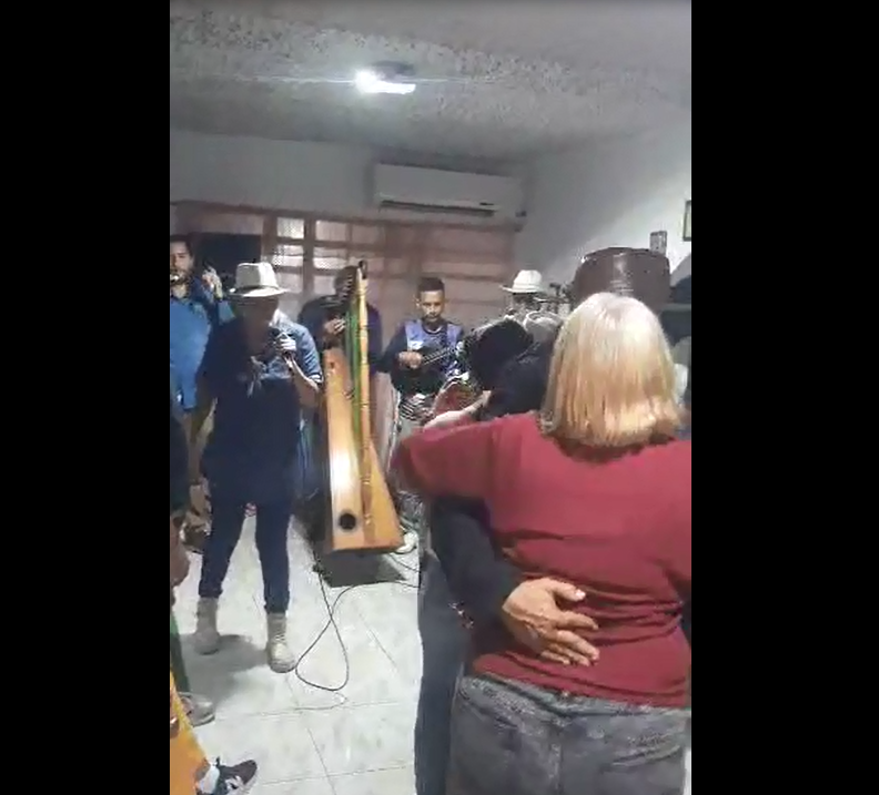 tía cantando.png