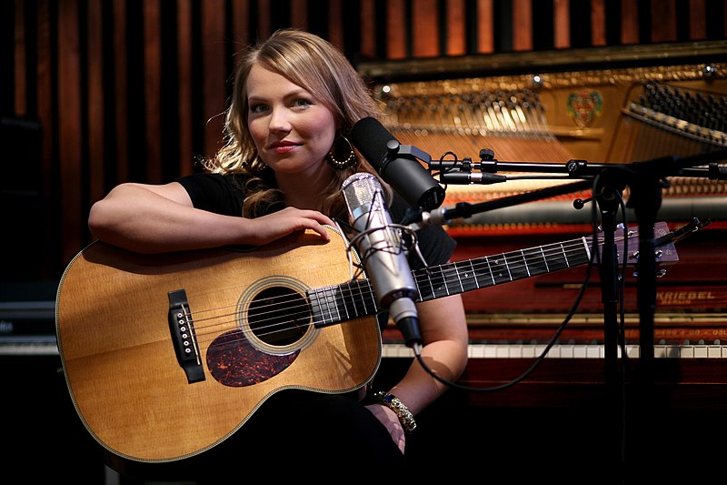Lene_Marlin_guitar.jpg