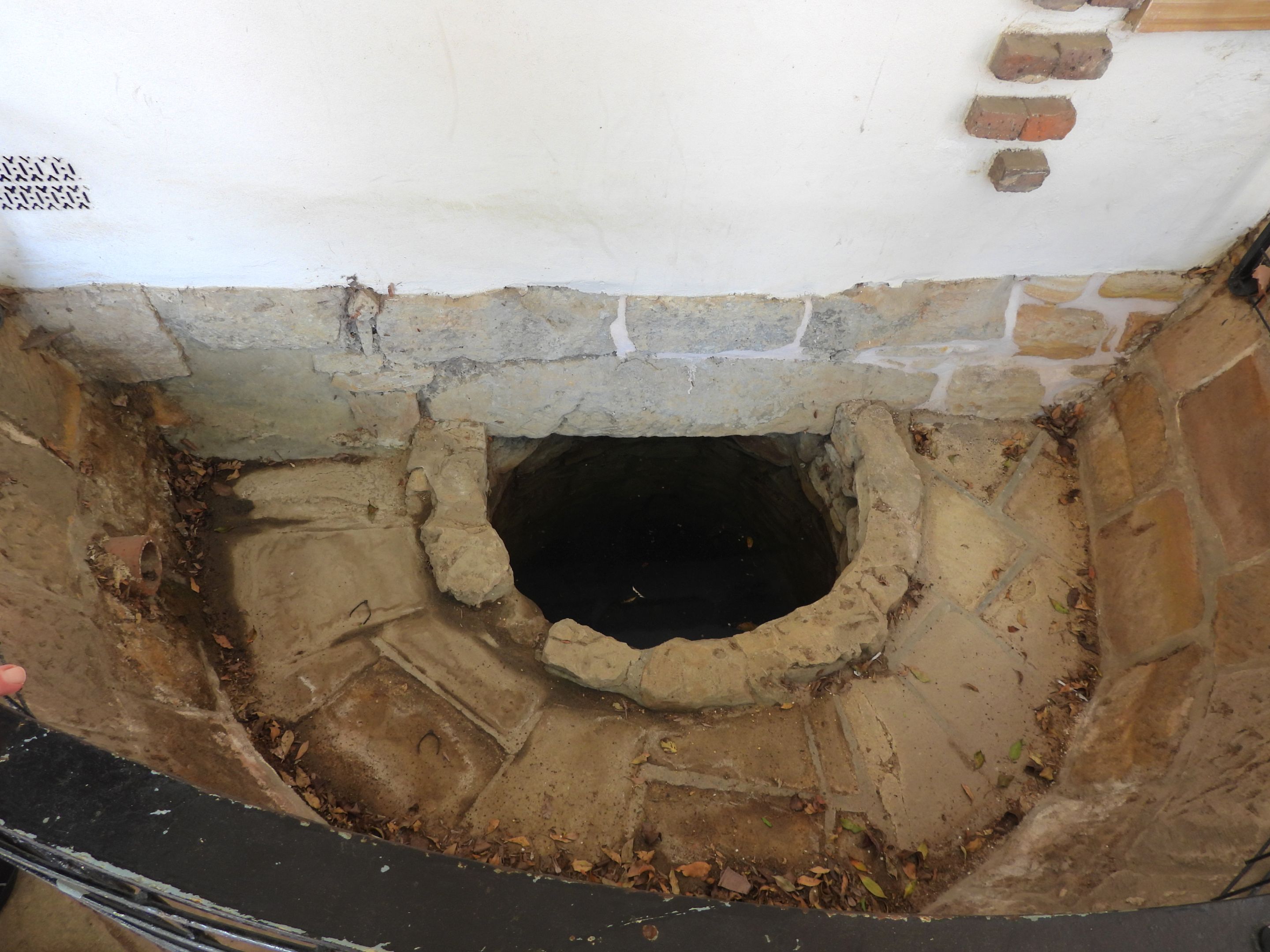 OLD HOUSE WEL.JPG