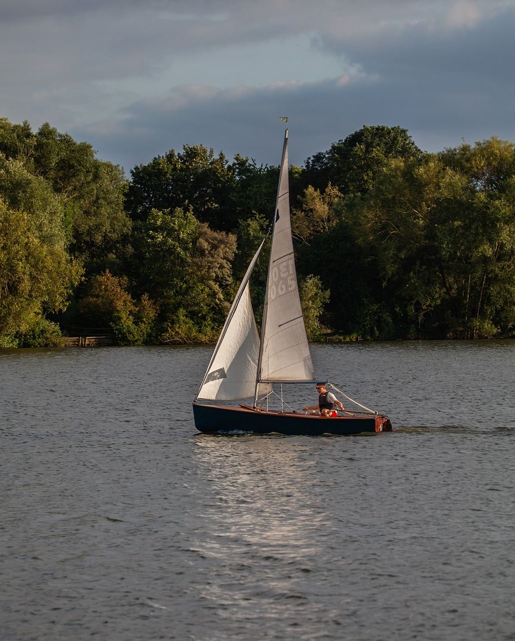 small-boat-4356278_1280.jpg