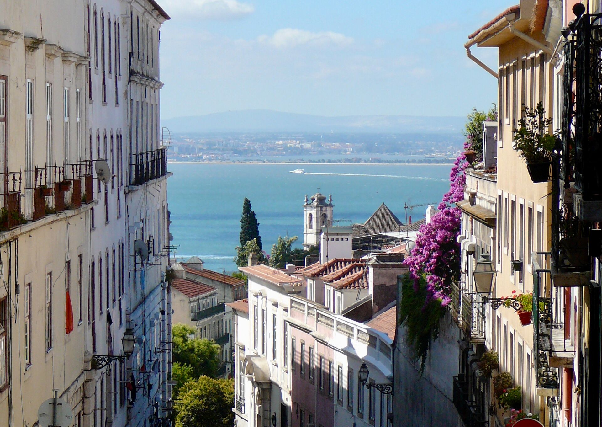 Alfama_Lisboa_2010_2.jpg