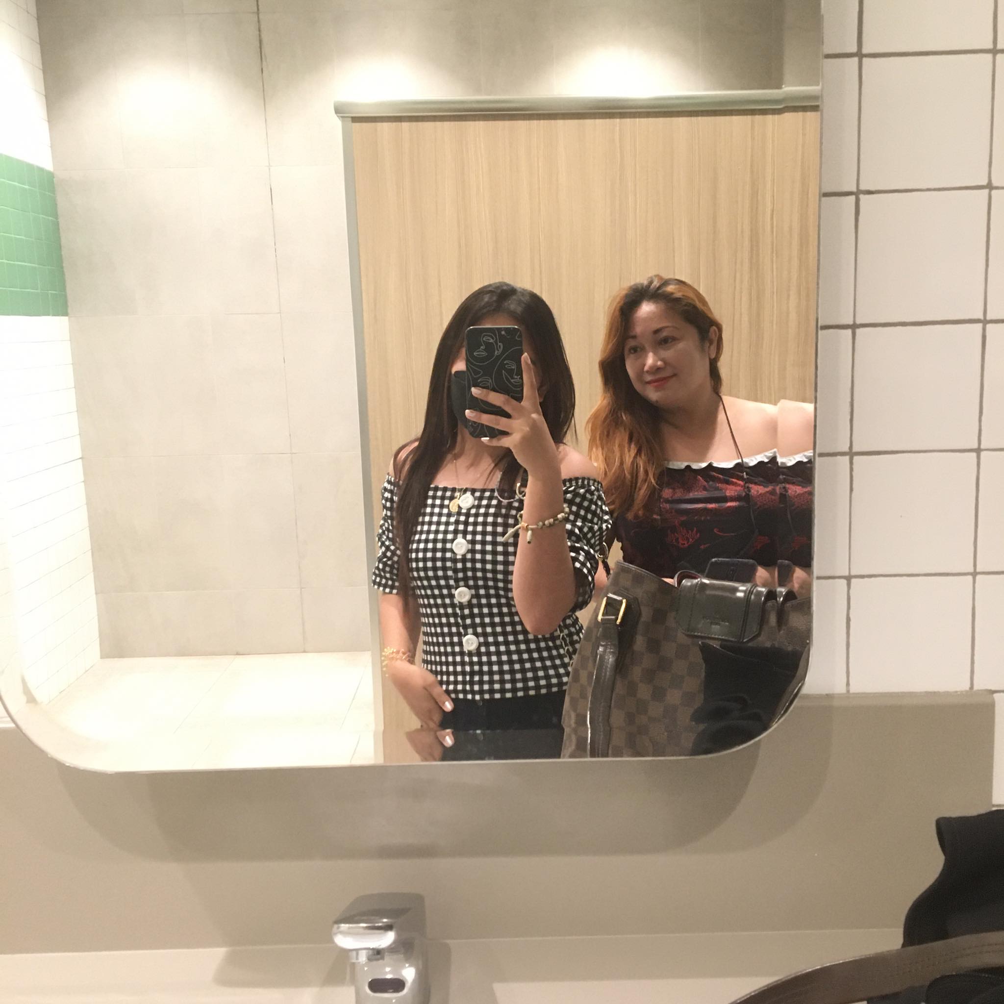her and me matchy-matchy pa nga ng off shoulder lol.
