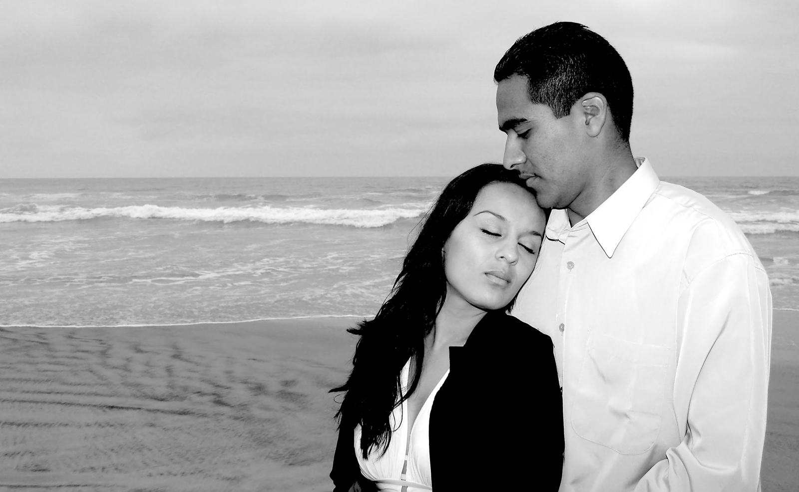 coupleatthebeach1314045.jpg