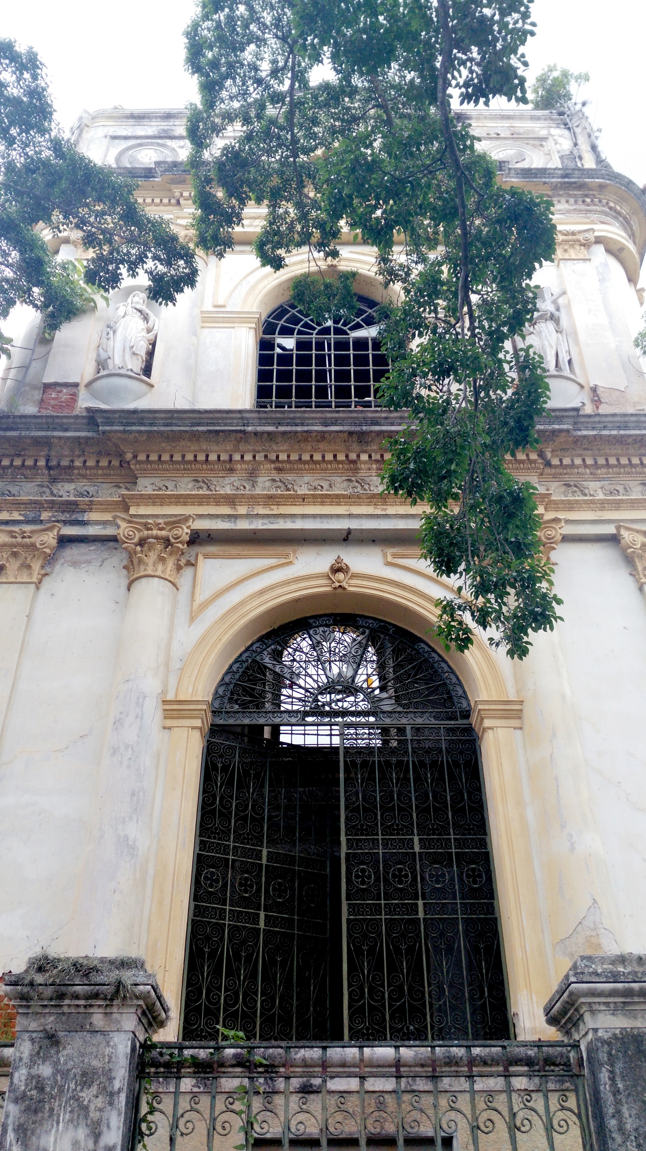 Mausoleum 1.jpg
