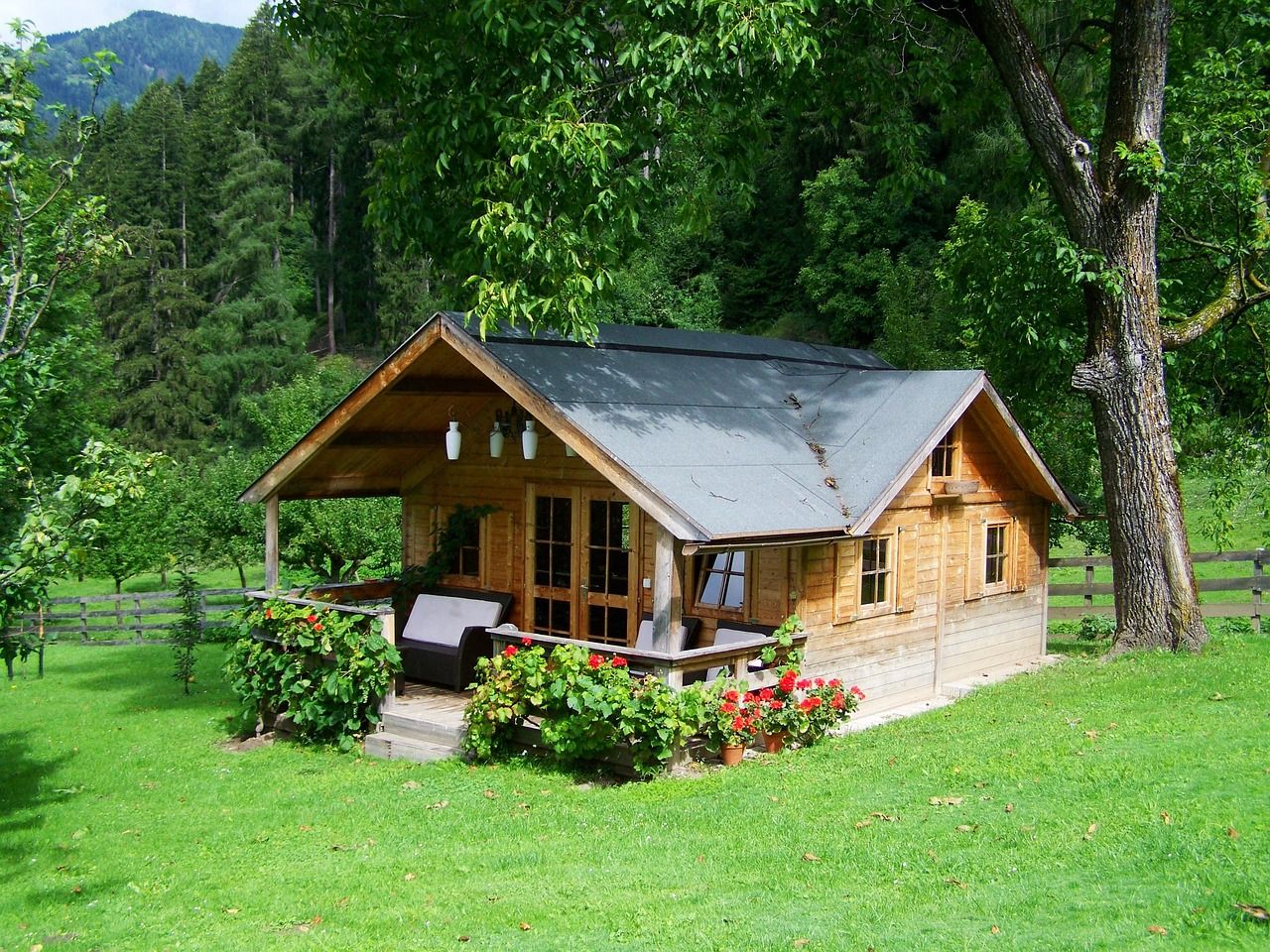 small-wooden-house-906912_1280.jpg