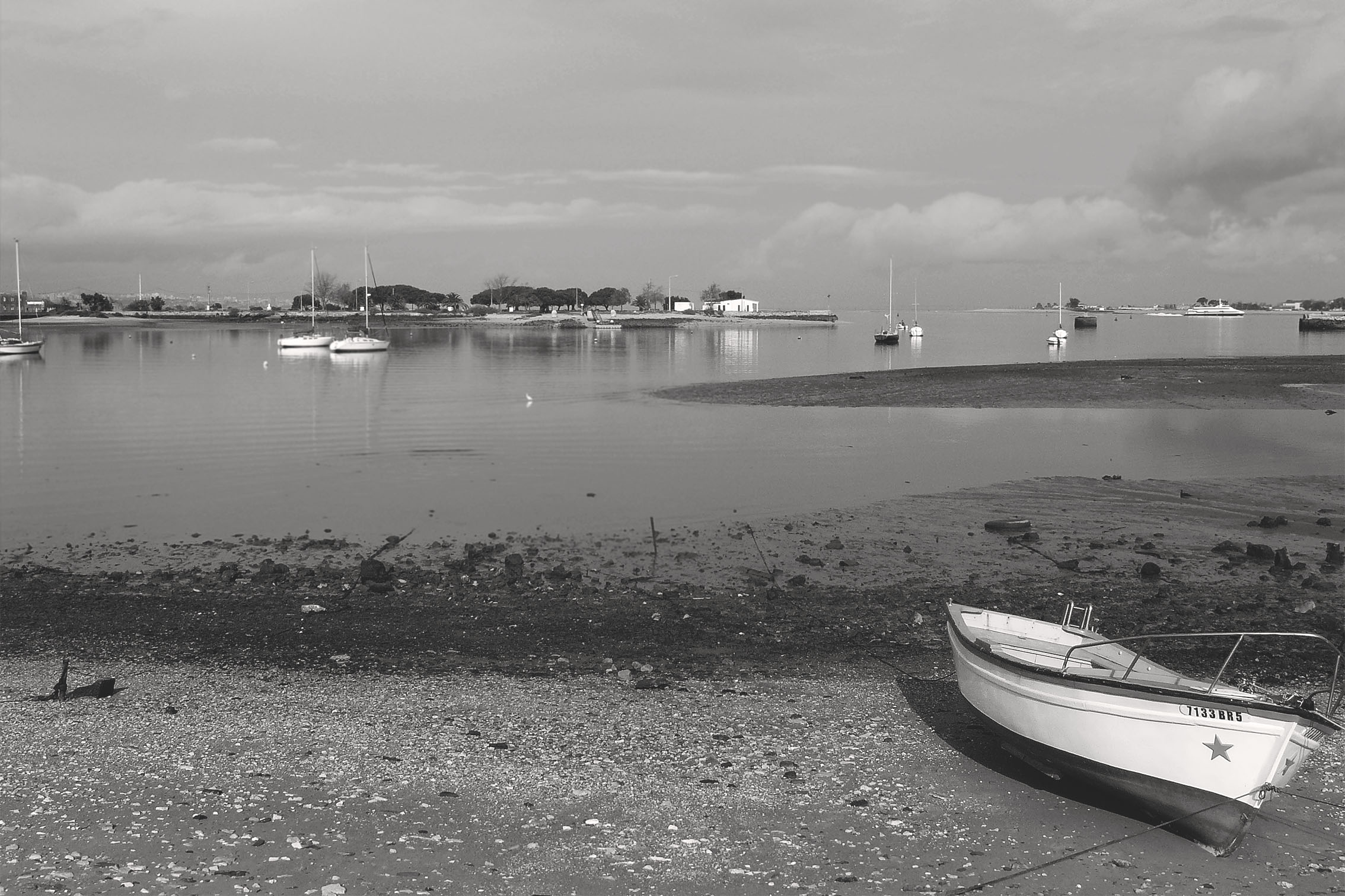 seixal beach old boat bw 3.jpg