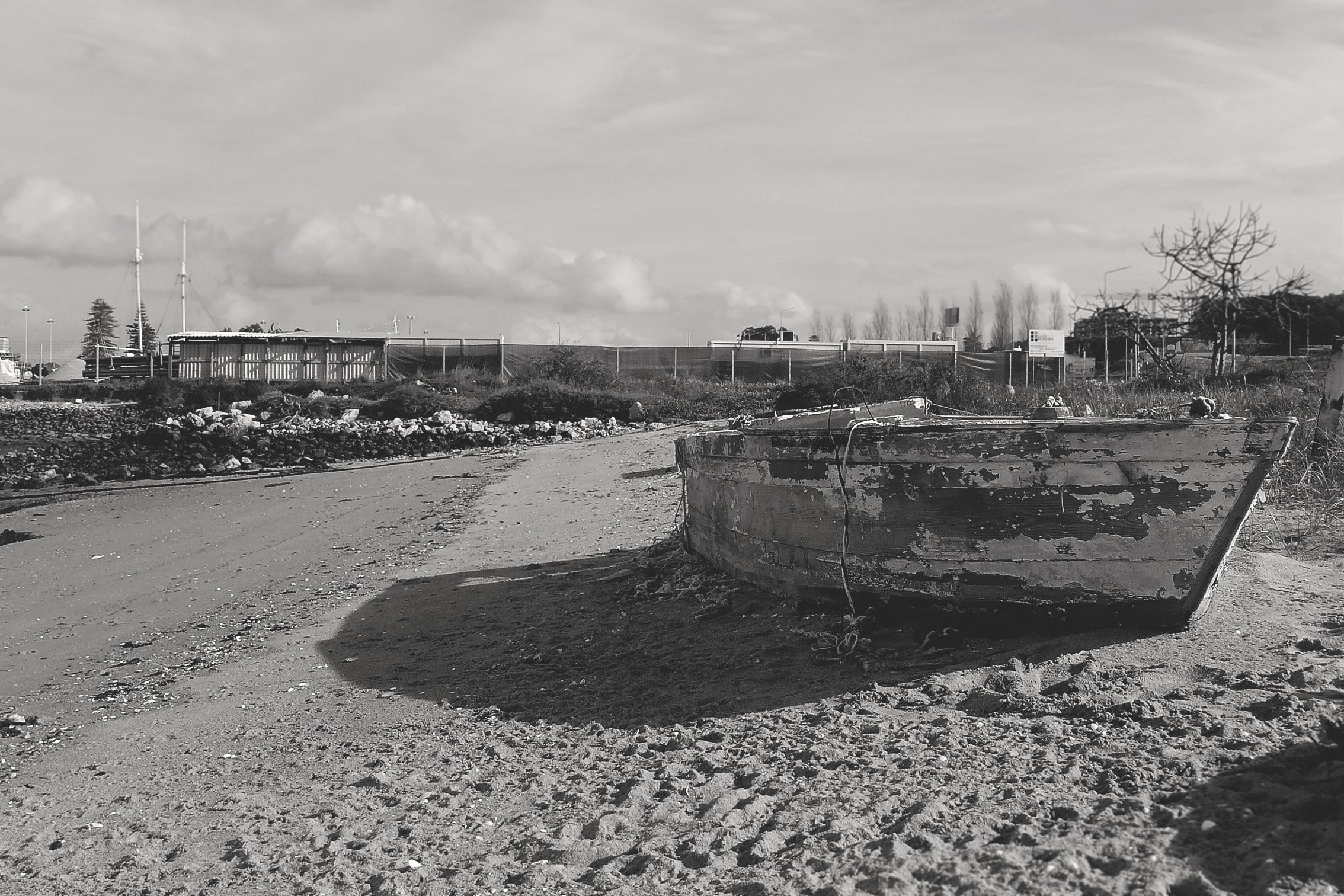 seixal beach old boat bw 2.jpg