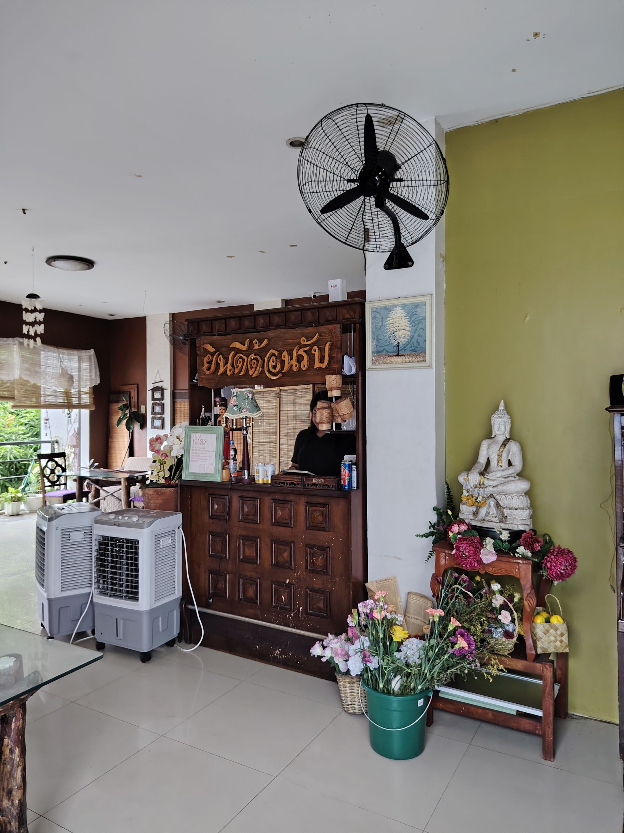 A warm Thai welcome right at the entrance