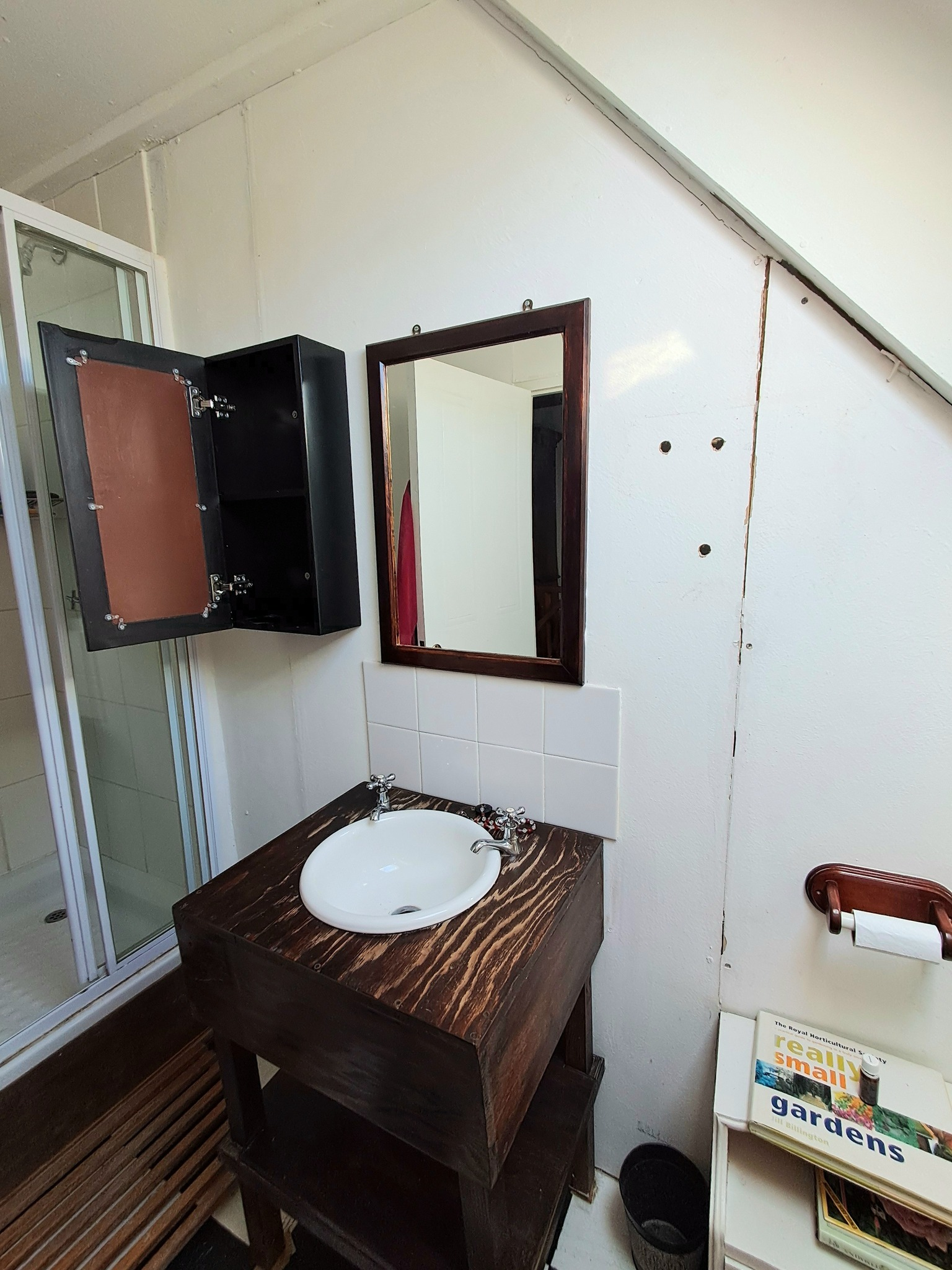 Basin where the door must go