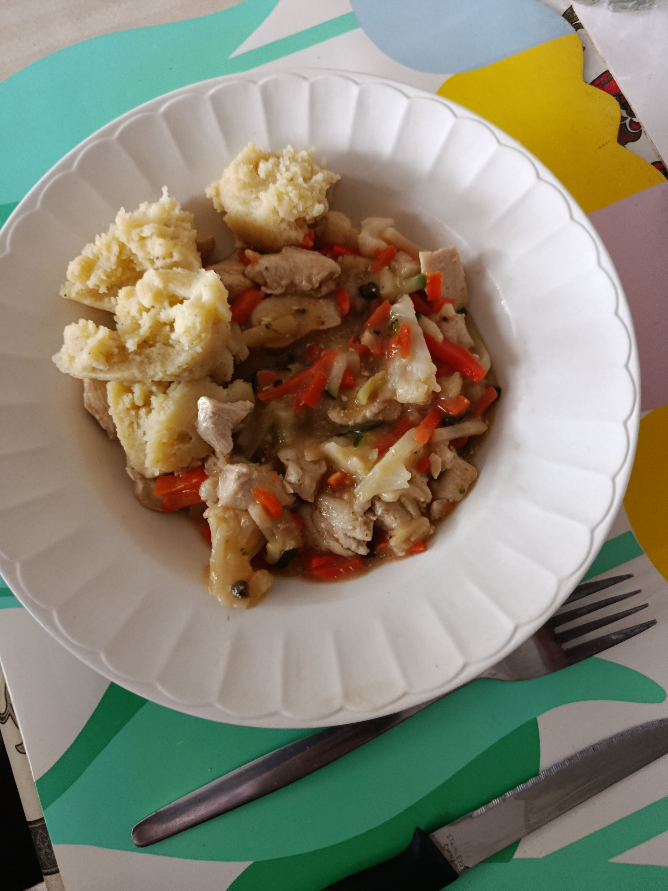 14oct25 poulet leg eminces chou fleur sauce poivre vert puree.jpg