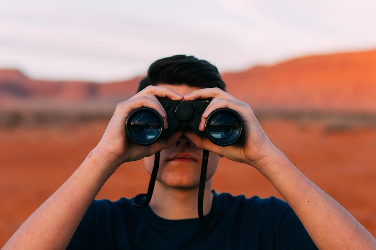 binoculars-1209011_1280.webp