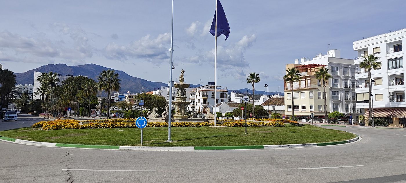 Estepona-Kreisverkehr.jpg