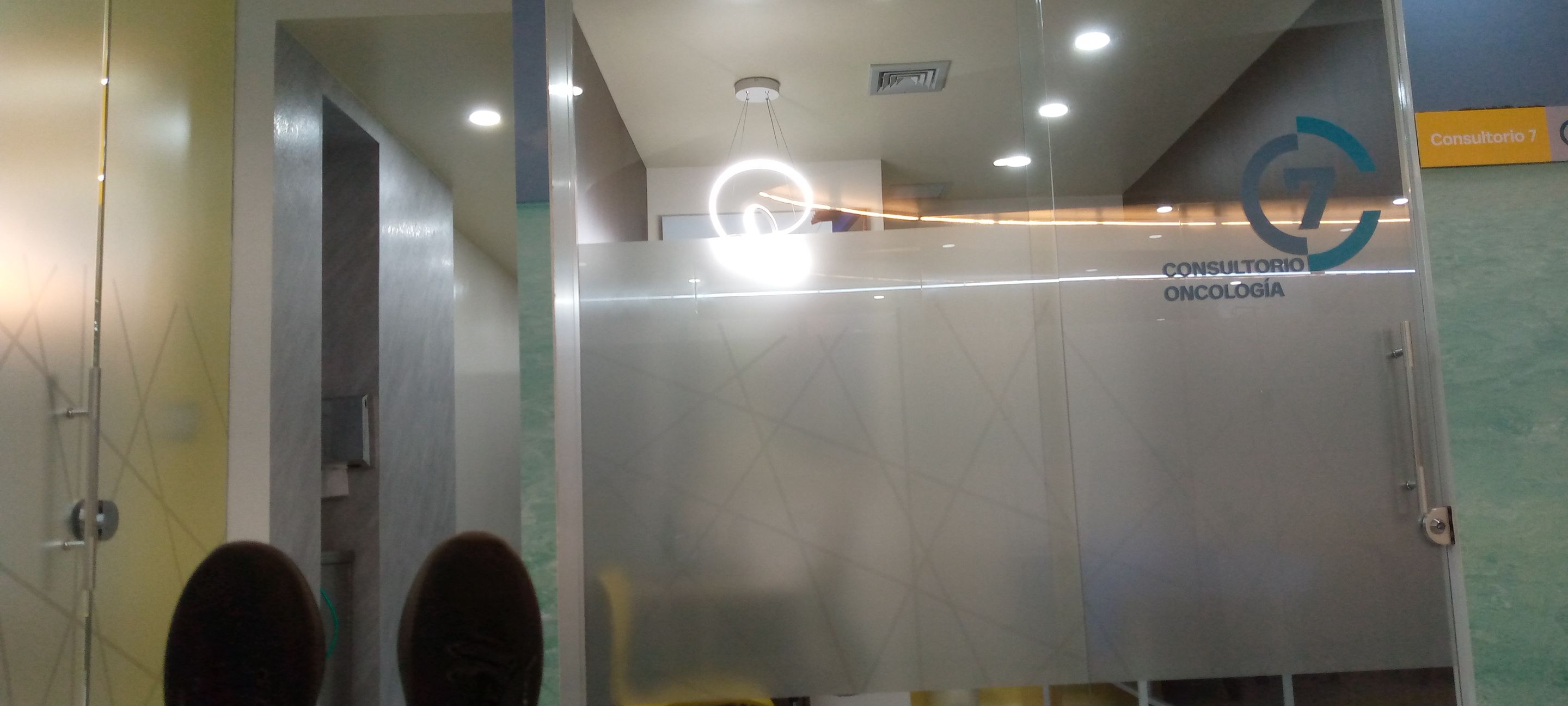 En el asiento casi acostado