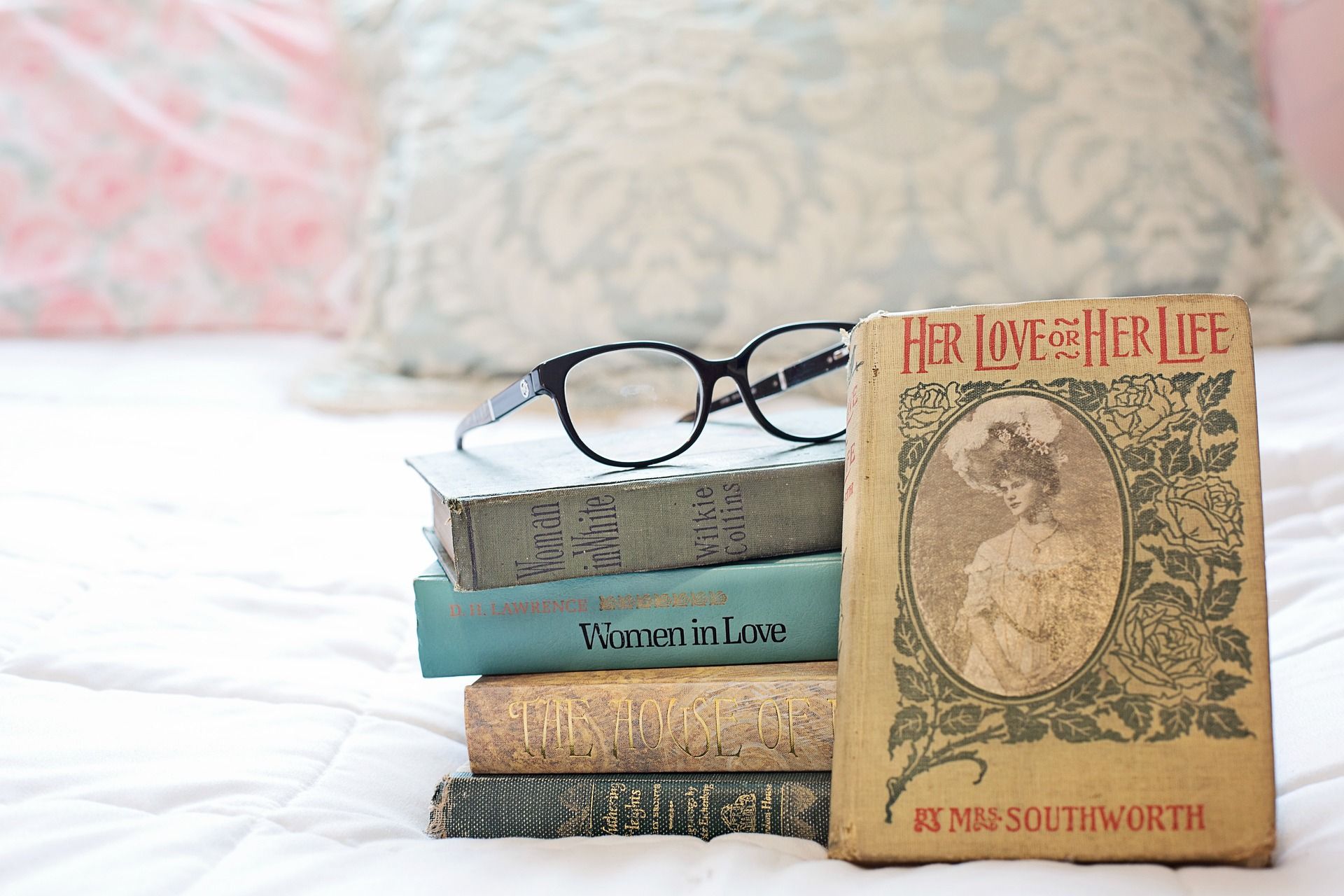 stack-of-books-4020023_1920.jpg