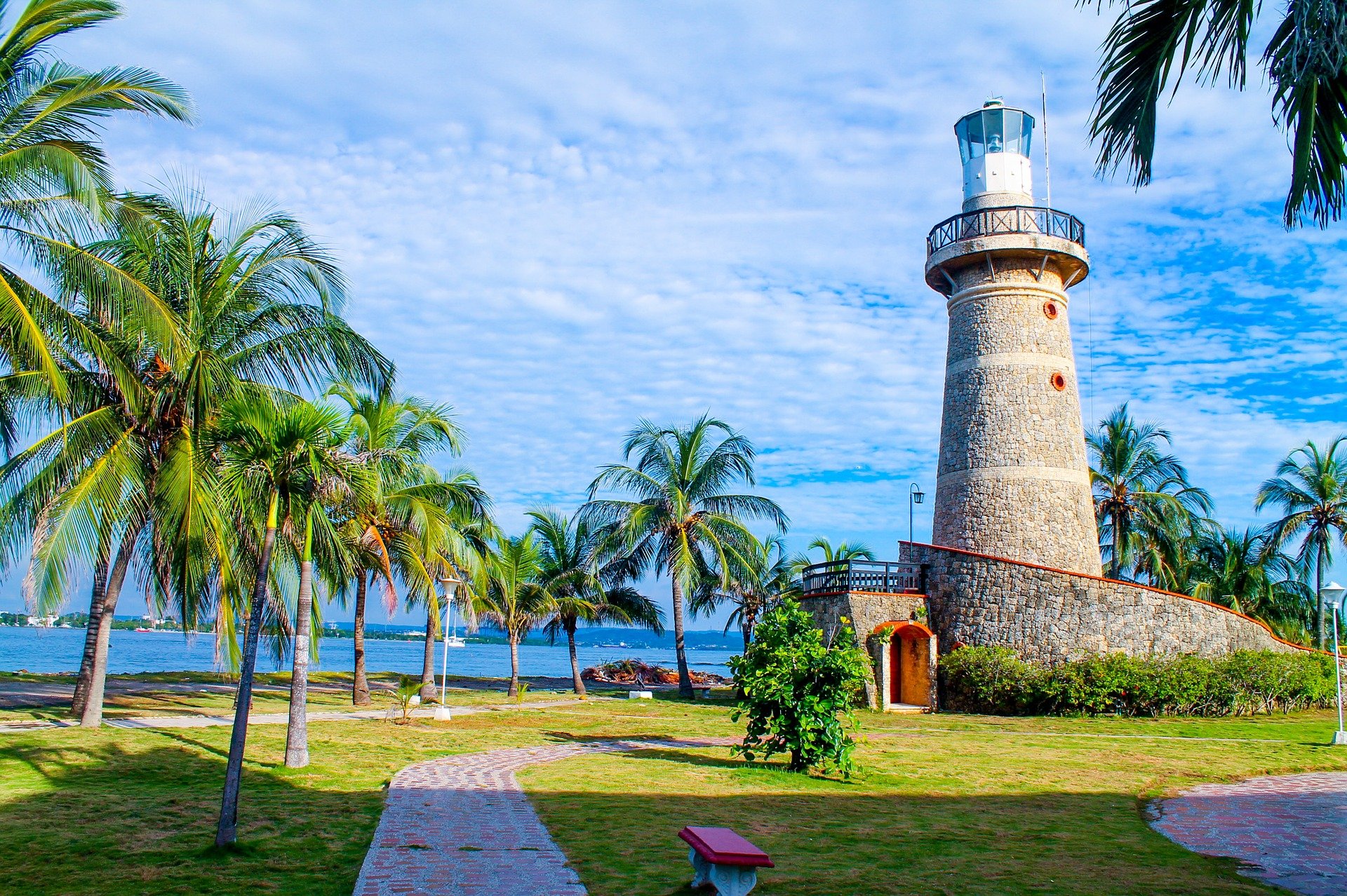 lighthouse-2516803_1920.jpg