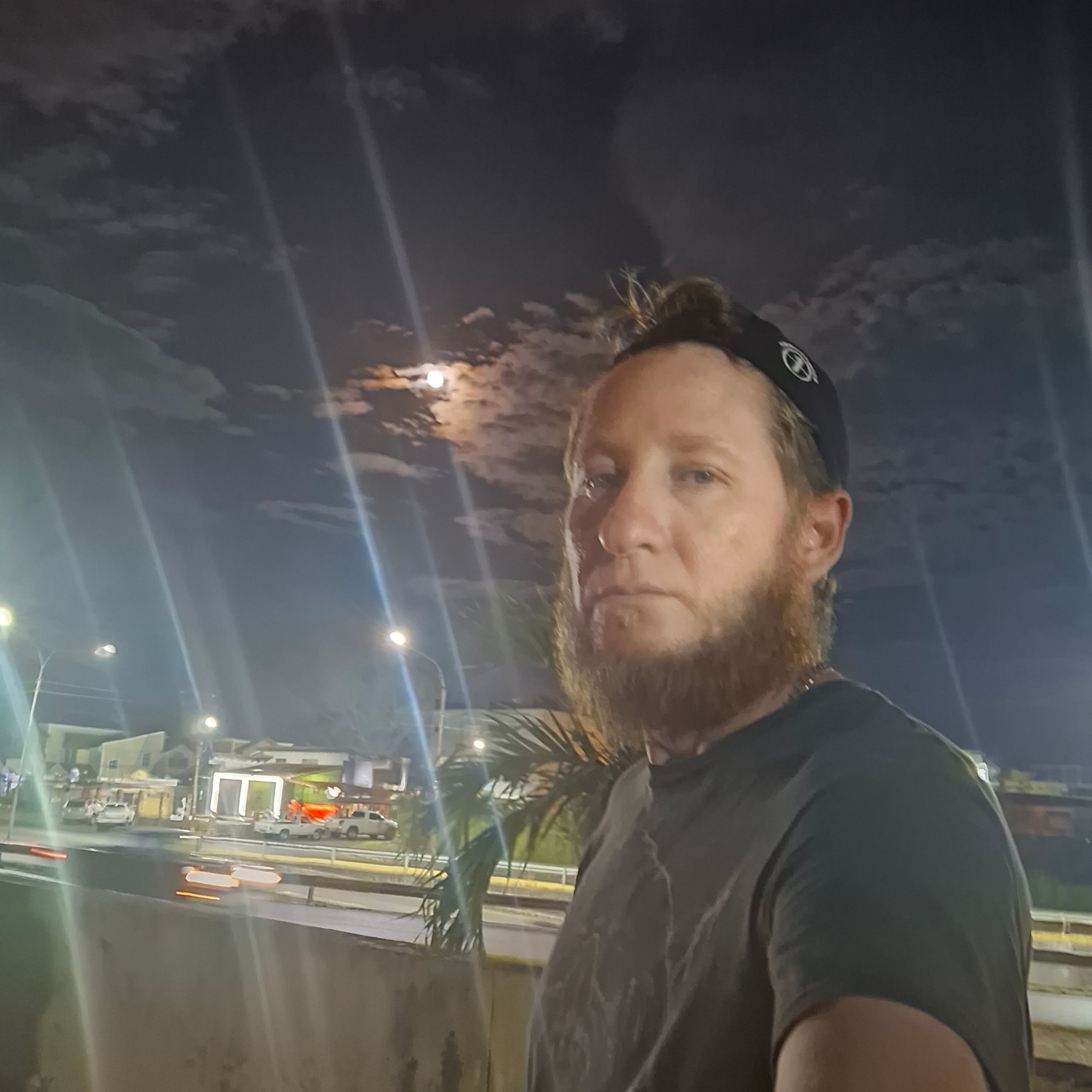  una foto con la luna
